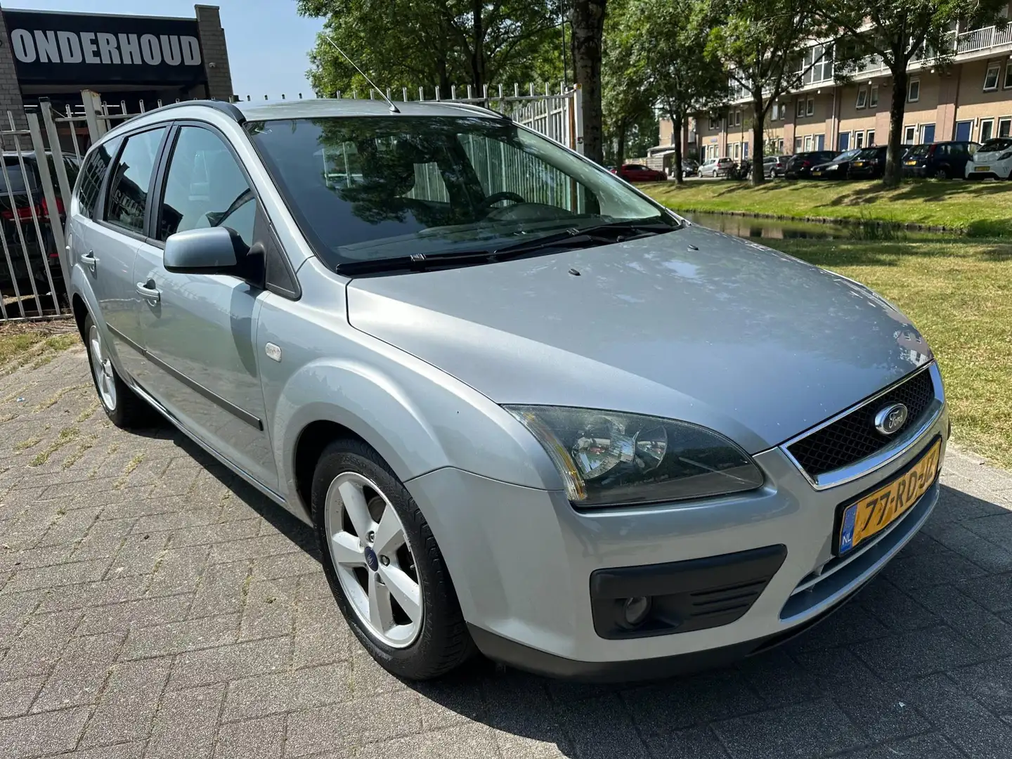 Ford Focus Wagon 1.6-16V First Edition Grau - 2