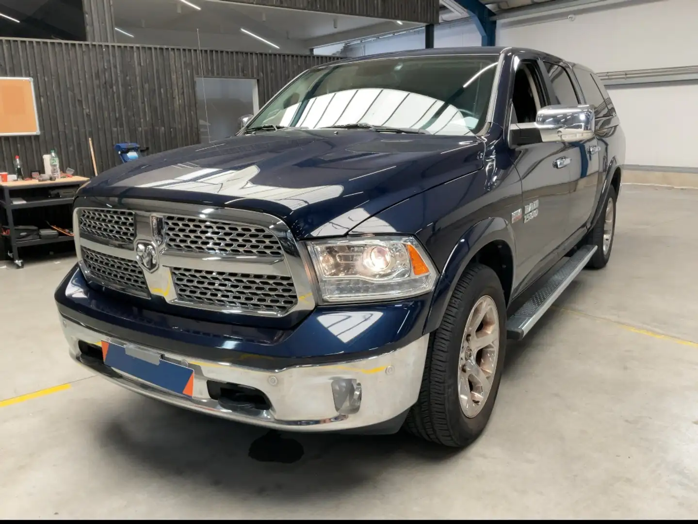Dodge RAM RAM 5.7 LPG LARAMIE PNEUMATIQUE TVAC CREWCAB/FULL Zwart - 1