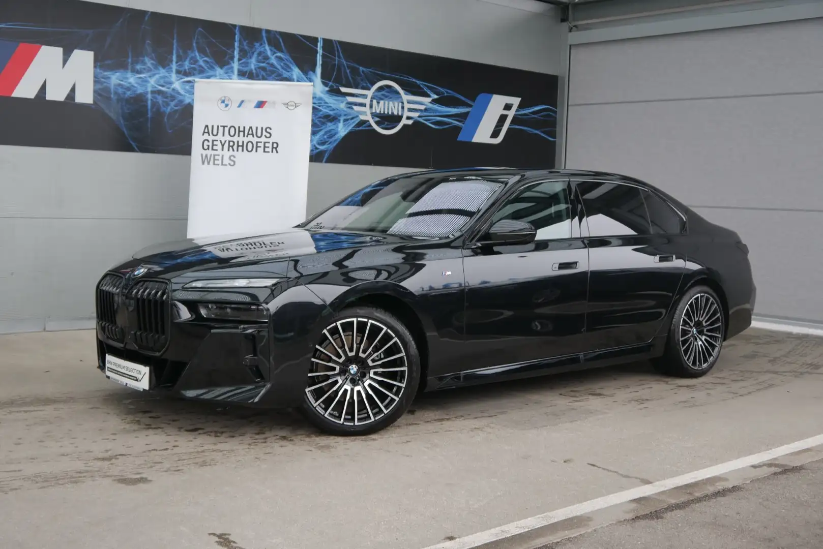 BMW 740 d xDrive Schwarz - 1