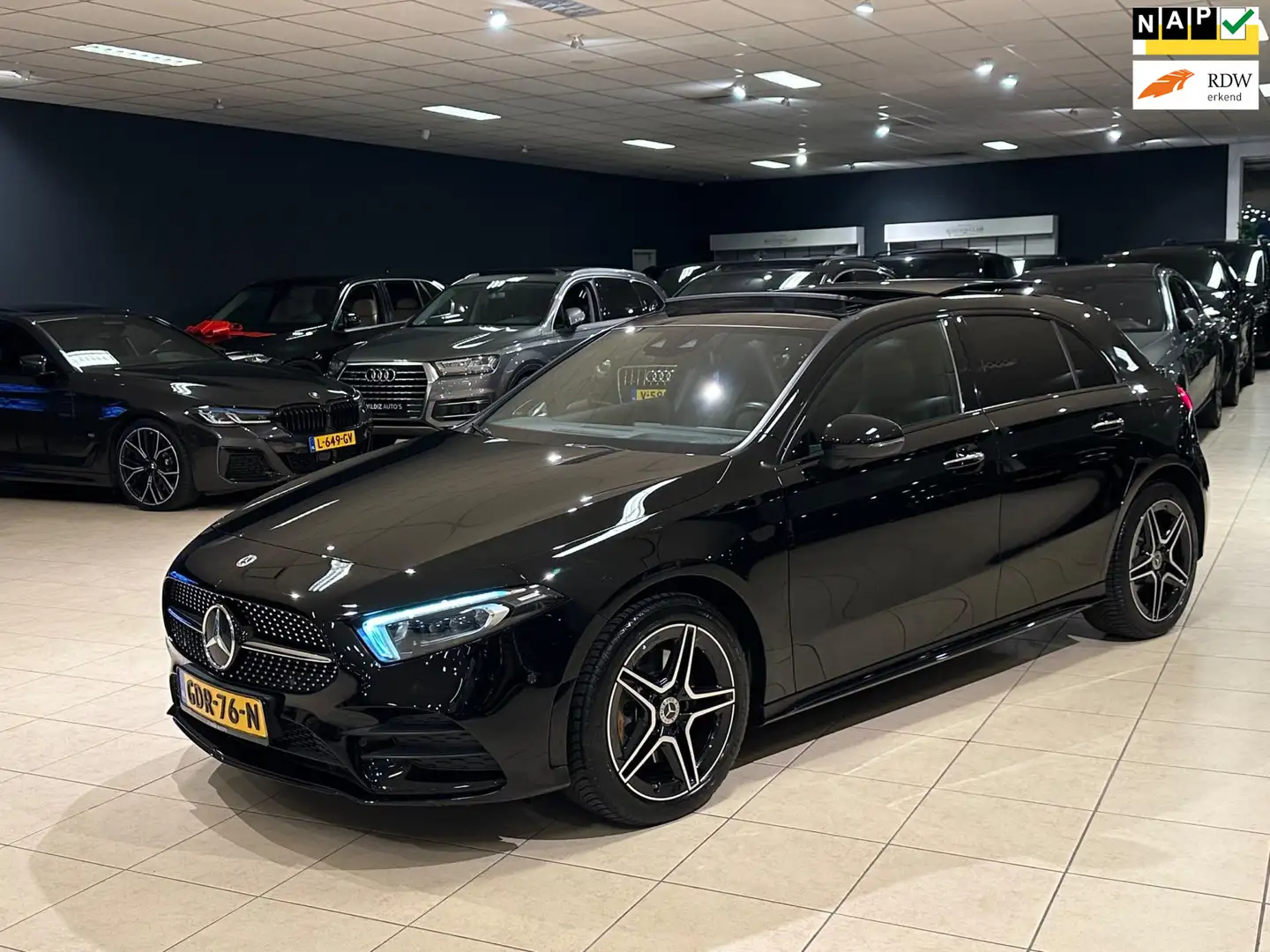 Mercedes-Benz A 250 A250e AMG-Pakket|PANO|HUD|STANDKACHEL|MULTIBEAM|NI Zwart - 1