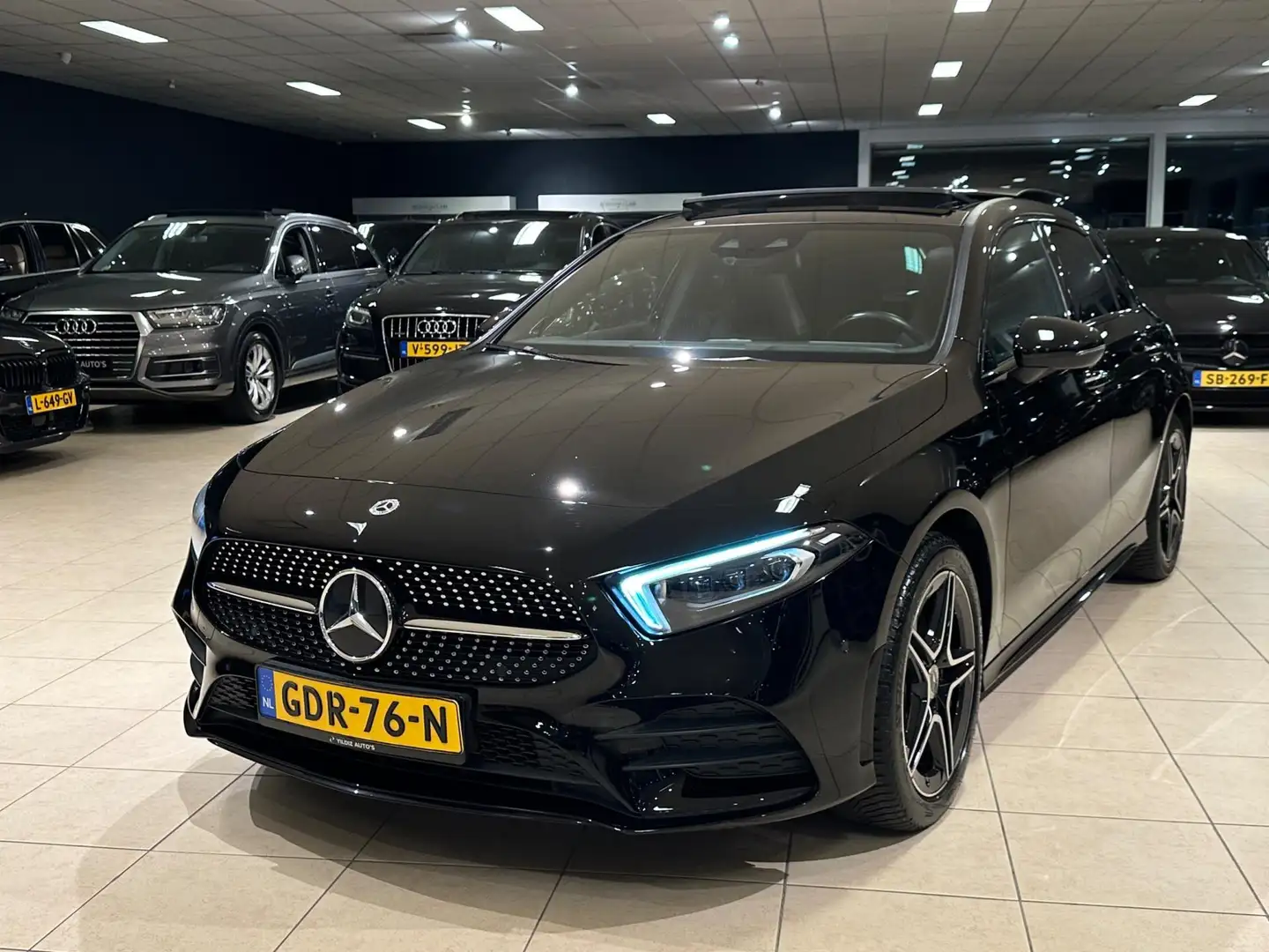 Mercedes-Benz A 250 A250e AMG-Pakket|PANO|HUD|STANDKACHEL|MULTIBEAM|NI Zwart - 2