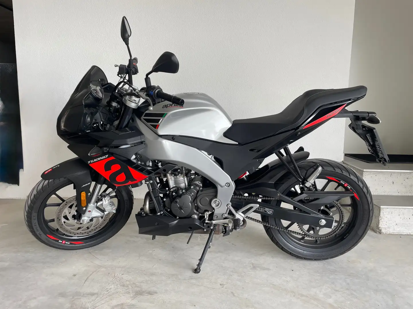 Aprilia Tuono 125 Silber - 2