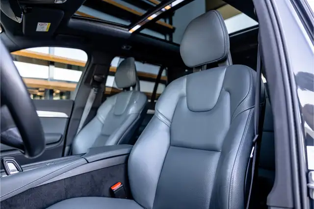 Volvo XC90 view 8