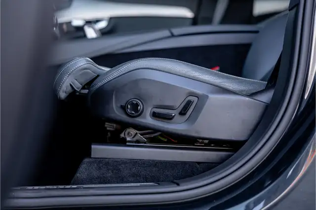 Volvo XC90 view 9