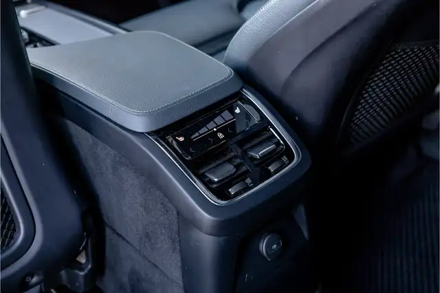 Volvo XC90 view 11
