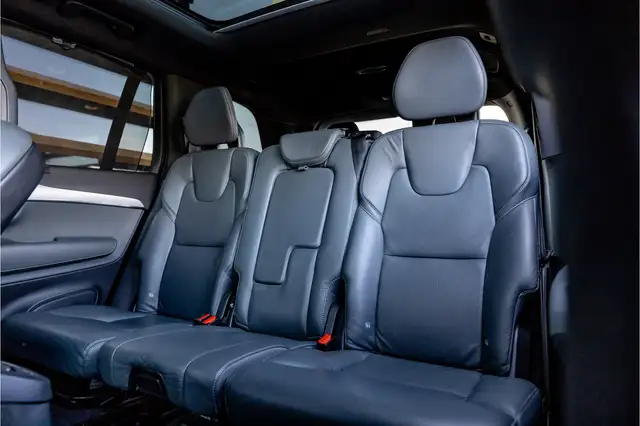 Volvo XC90 view 10