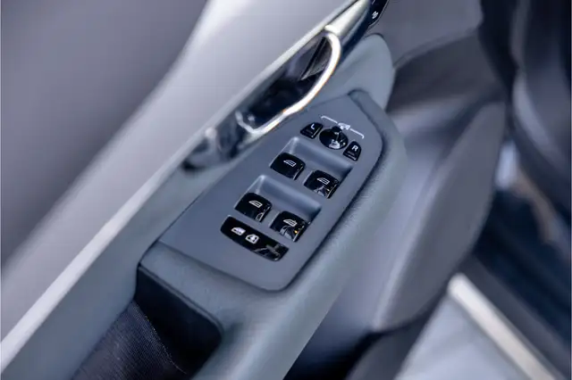 Volvo XC90 view 26