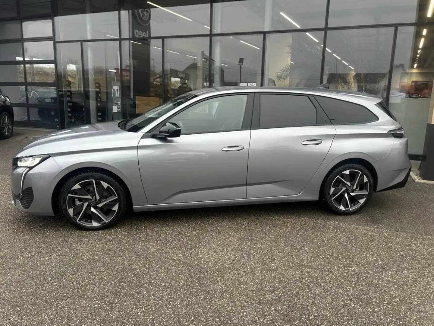 Peugeot 308 SW ALLURE Hybrid 145 e-DCS6 Silber - 2