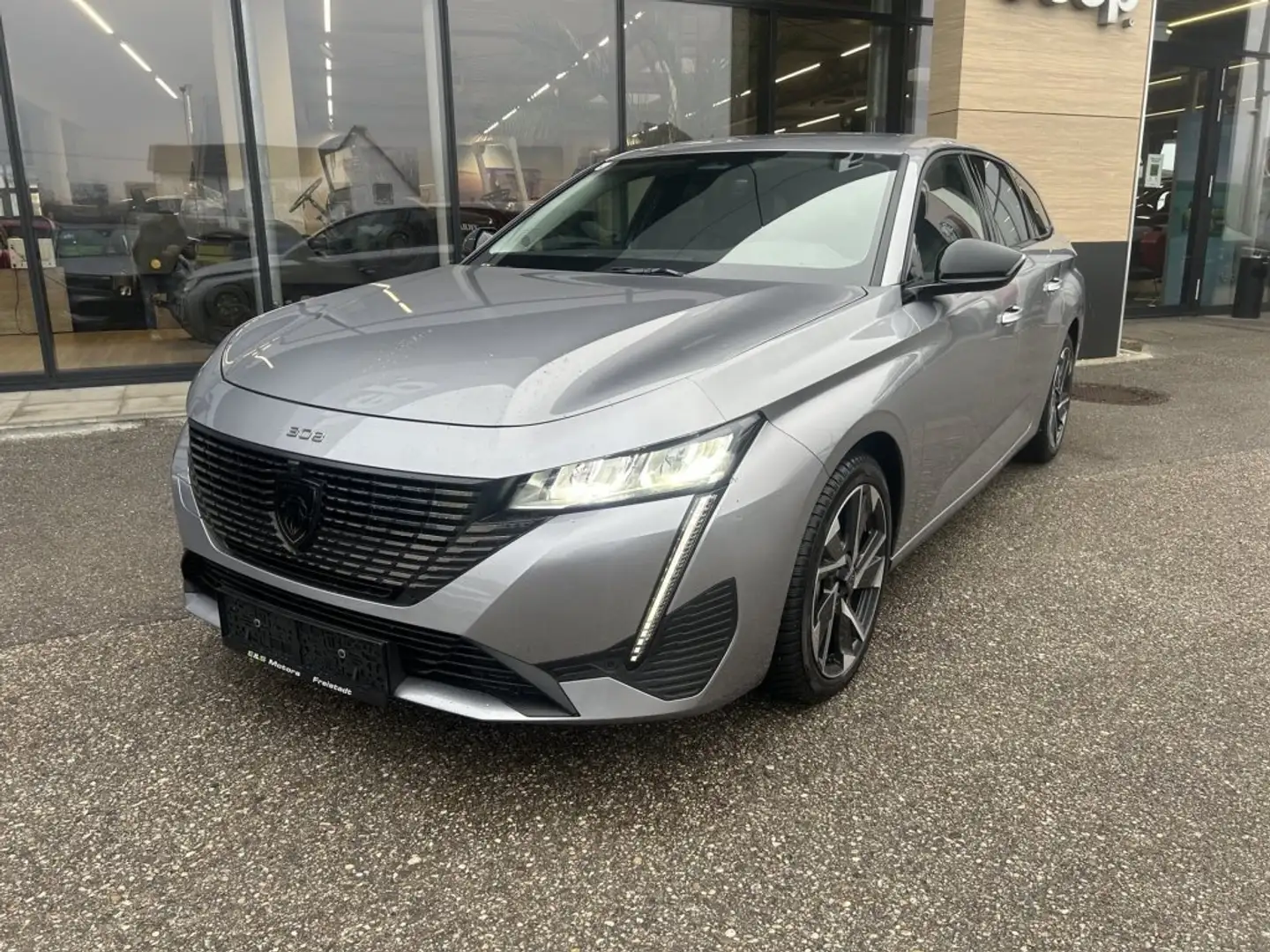 Peugeot 308 SW ALLURE Hybrid 145 e-DCS6 Silber - 1