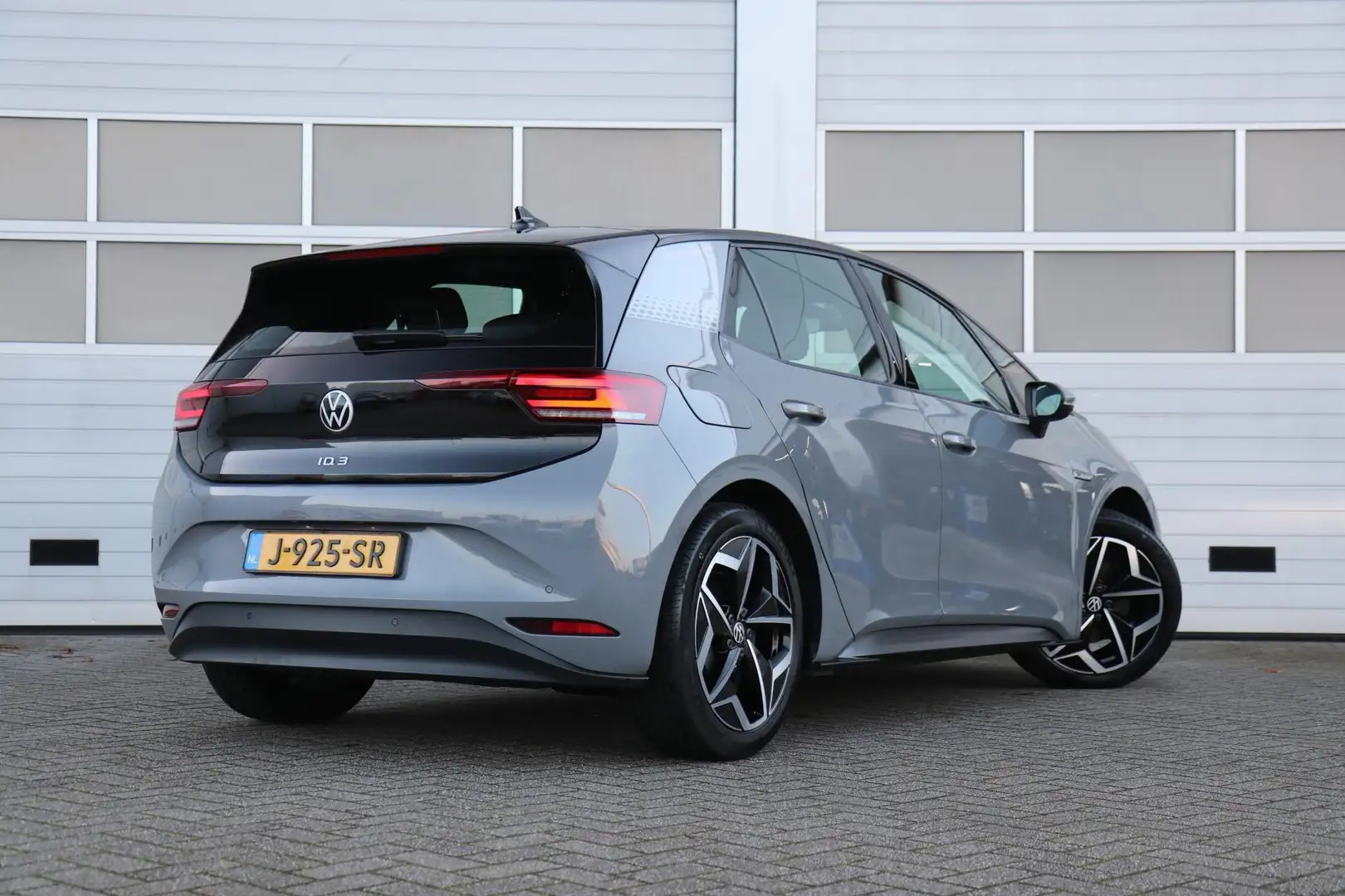 Volkswagen ID.3 204pk First 58 kWh | SoH 93% | Steunhaak | Navigat Grau - 2