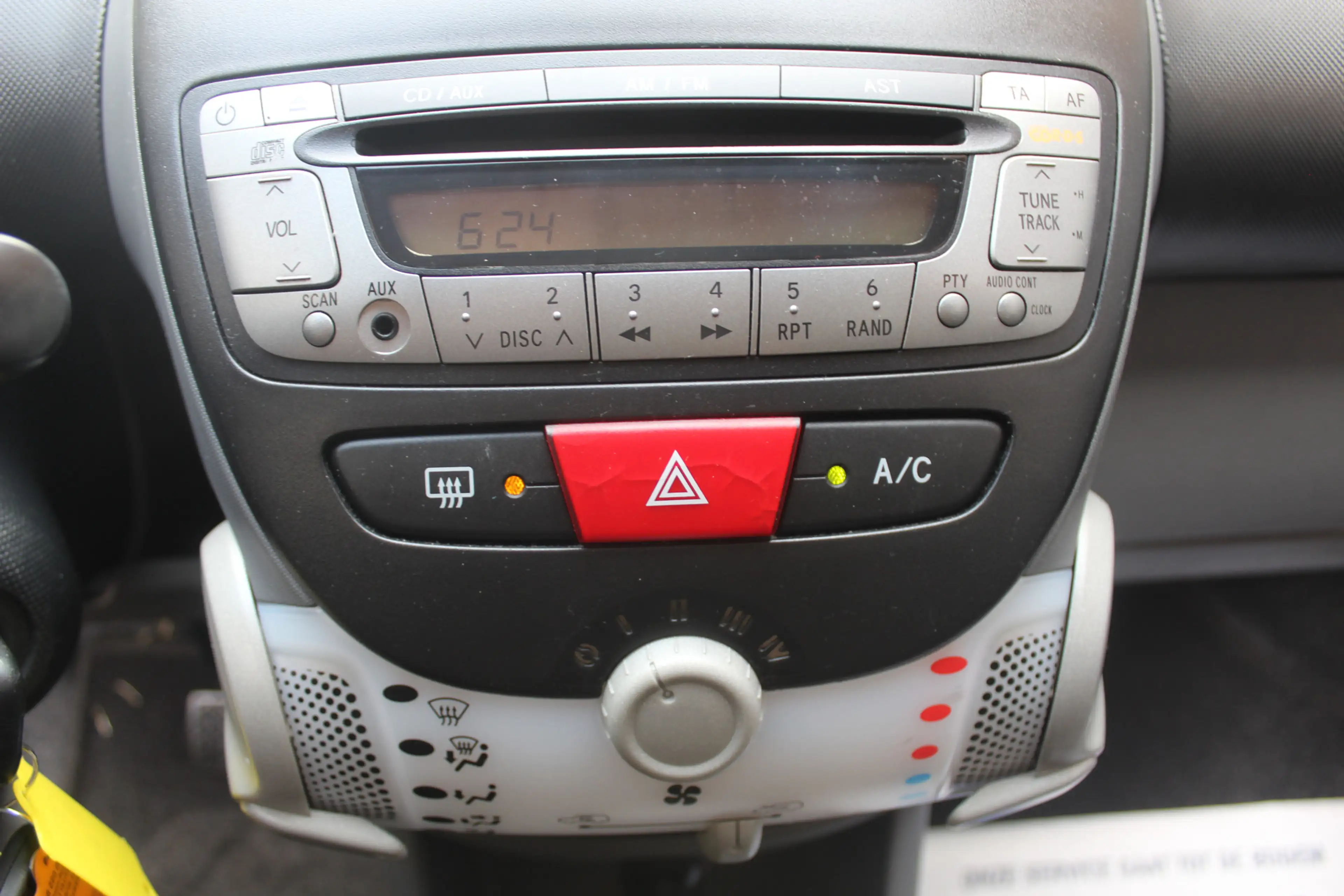 Peugeot 107 1.0-12V XS — photo 14