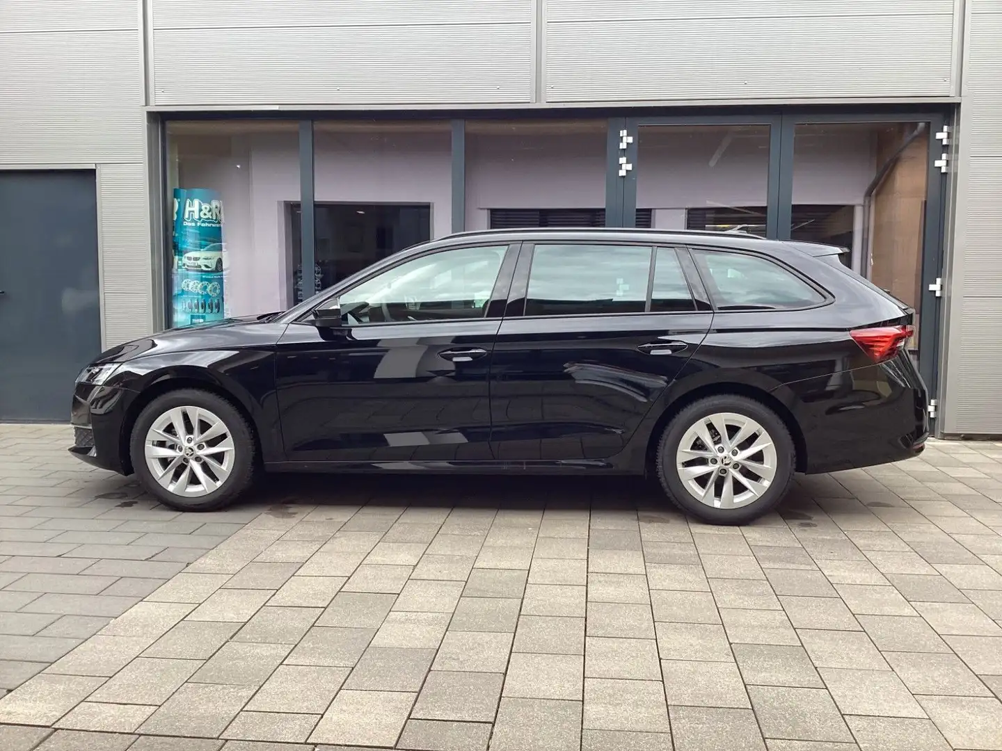 Skoda Octavia Combi 1.5 eTSI DSG Selection LED+AHK+ACC Schwarz - 1