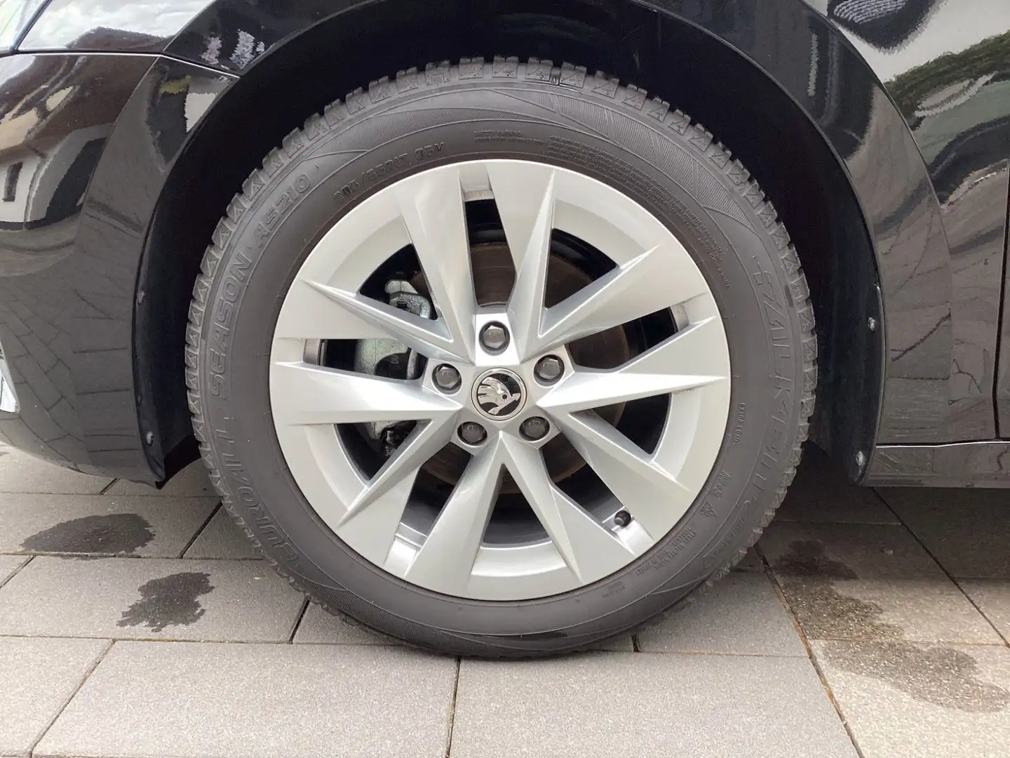 Skoda Octavia Combi 1.5 eTSI DSG Selection LED+AHK+ACC Schwarz - 2