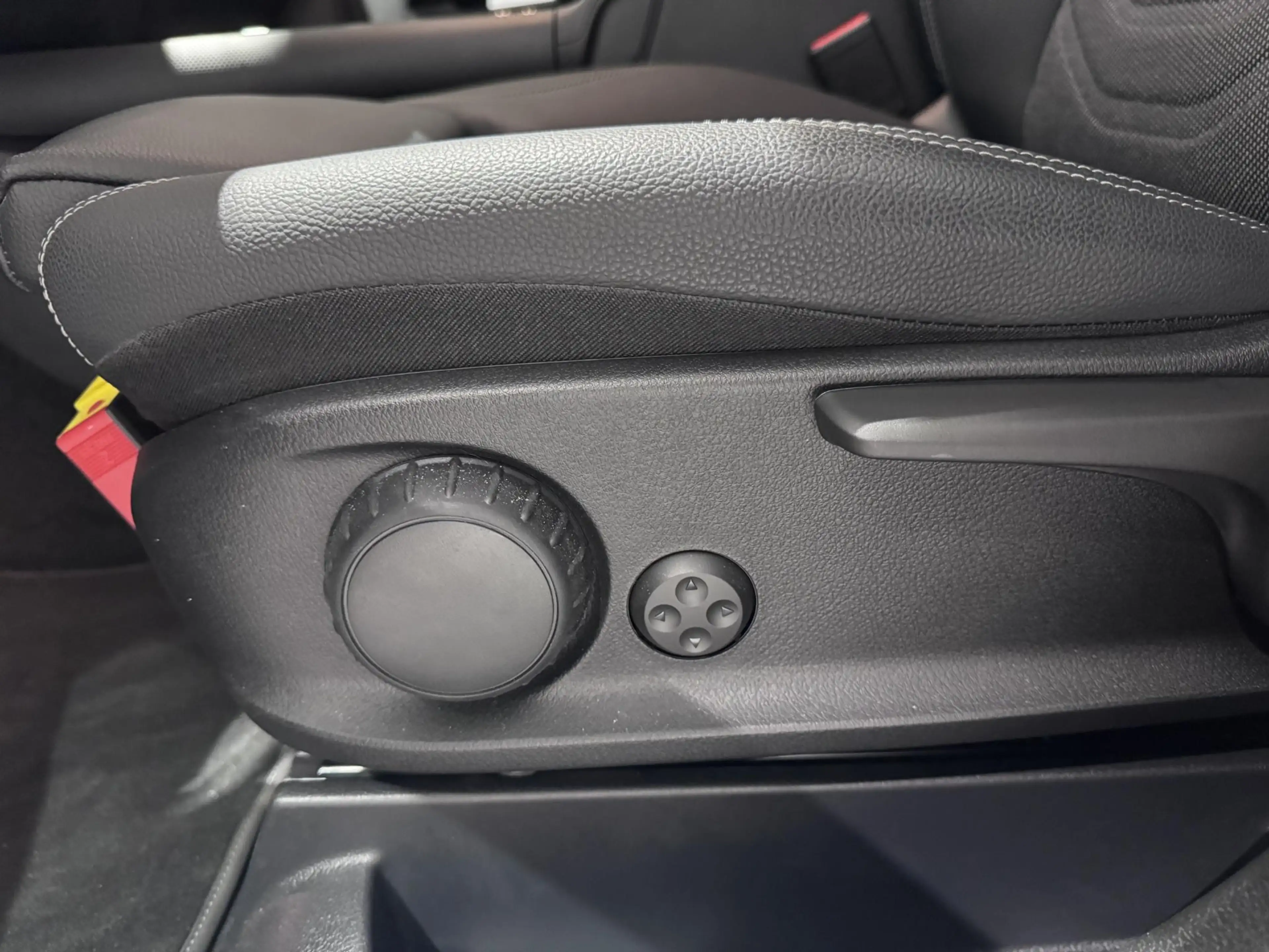 Mercedes-Benz GLA 180 Business Line — photo 15