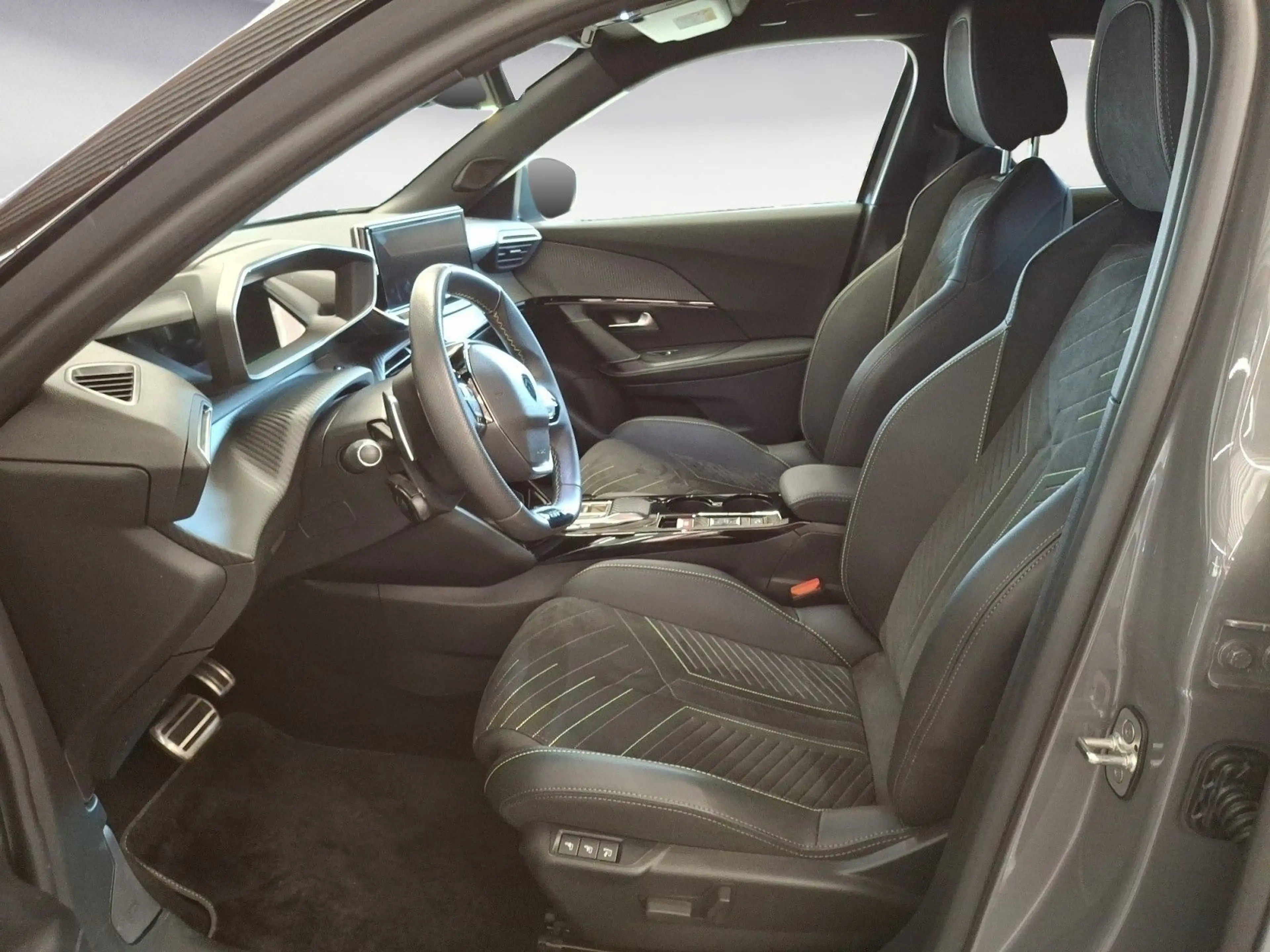 Peugeot 2008 PureTech 130 EAT8 GT Navi LED Bluetooth PDC — photo 12
