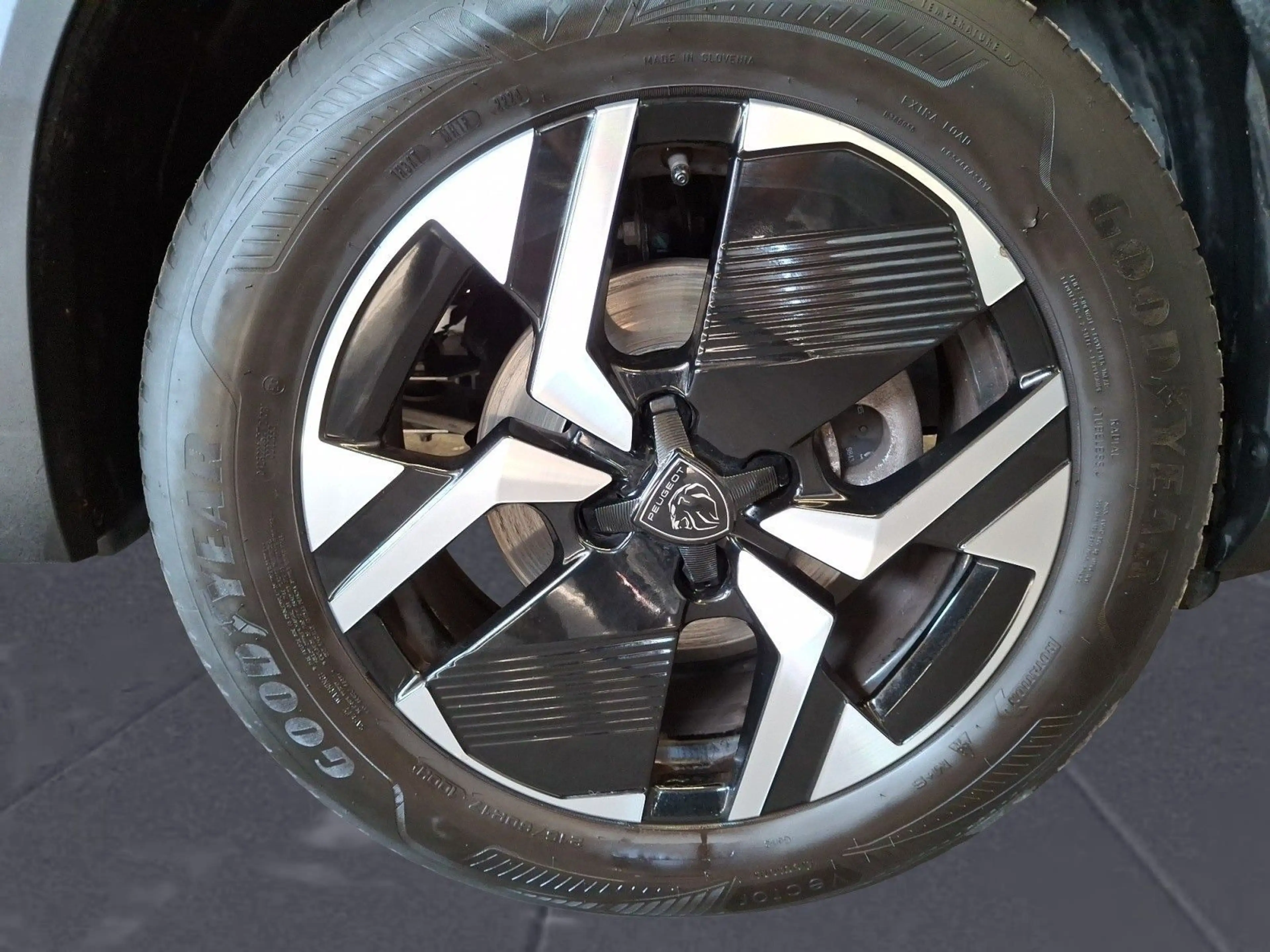 Peugeot 2008 PureTech 130 EAT8 GT Navi LED Bluetooth PDC — photo 8