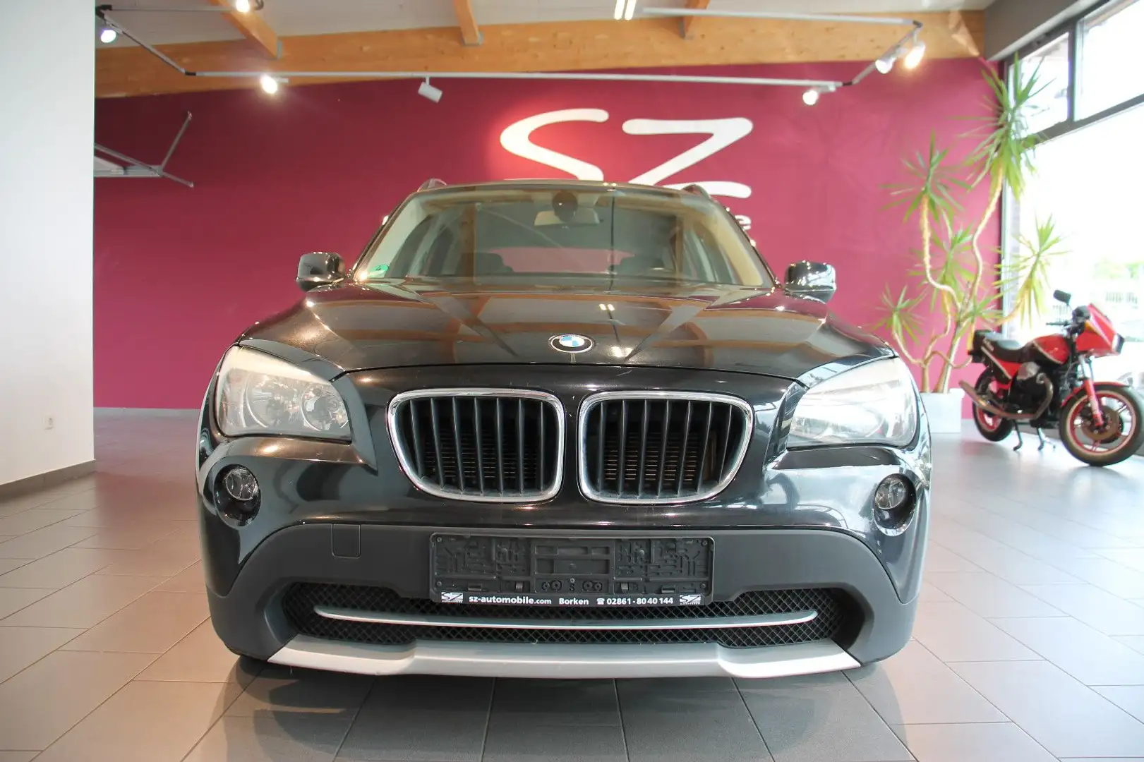 BMW X1 20 i xDrive 2.Hand SHZ Schwarz - 2