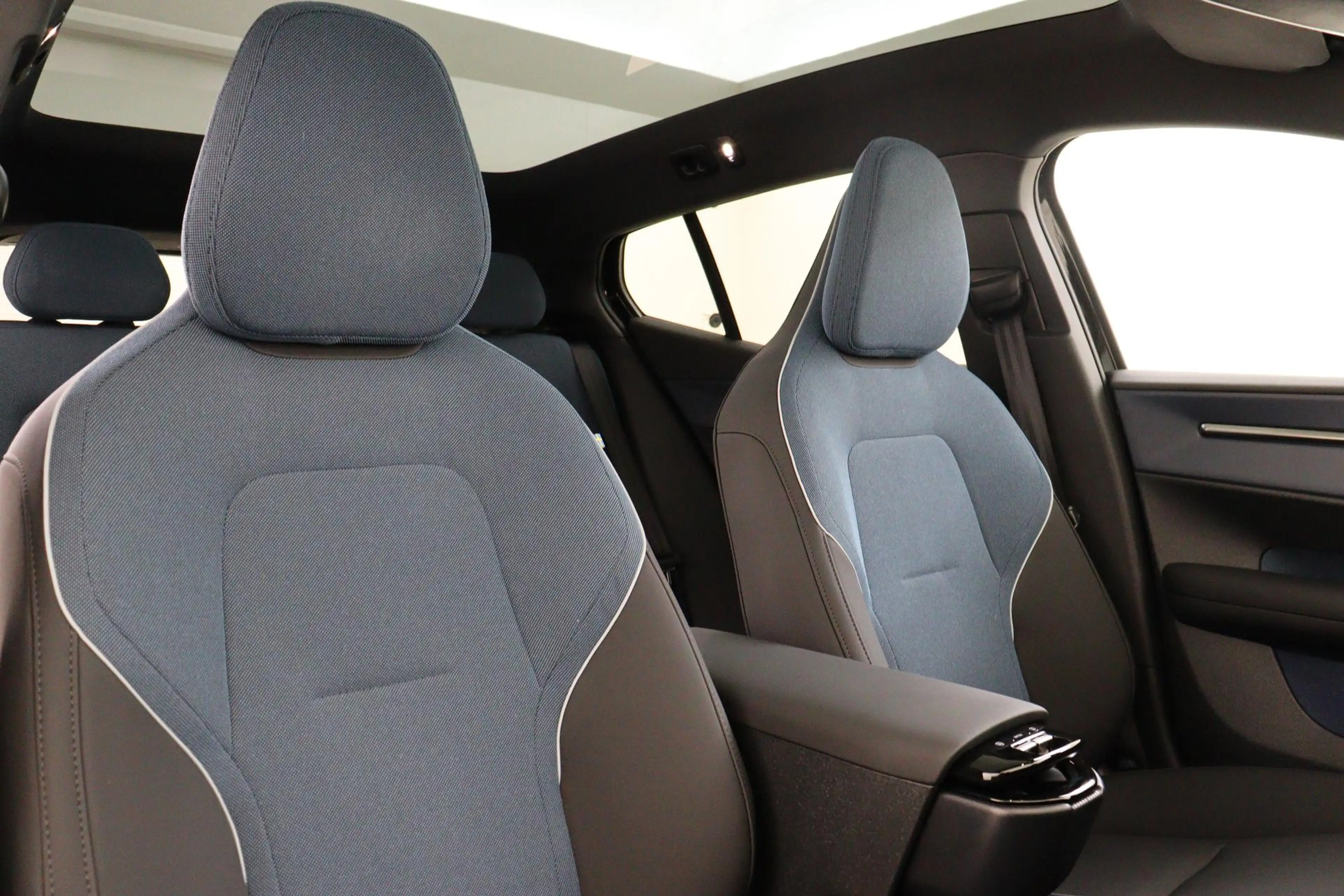 Volvo EX30 SINGLE MOTOR EXTENDED RANGE ULTRA 69 kWh -PANO.DAK — photo 14
