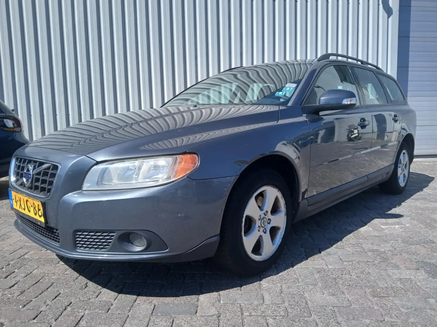 Volvo V70 2.0D Momentum - Airco - Trekhaak - Schade - Motor Gris - 2
