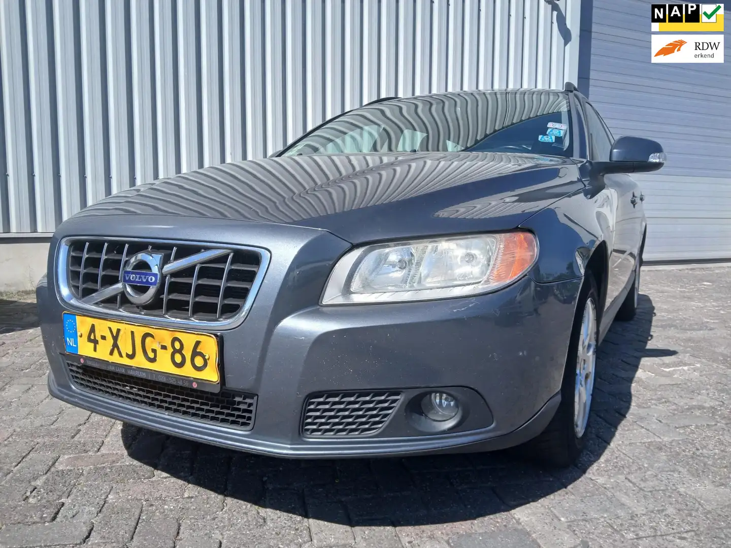 Volvo V70 2.0D Momentum - Airco - Trekhaak - Schade - Motor Gris - 1