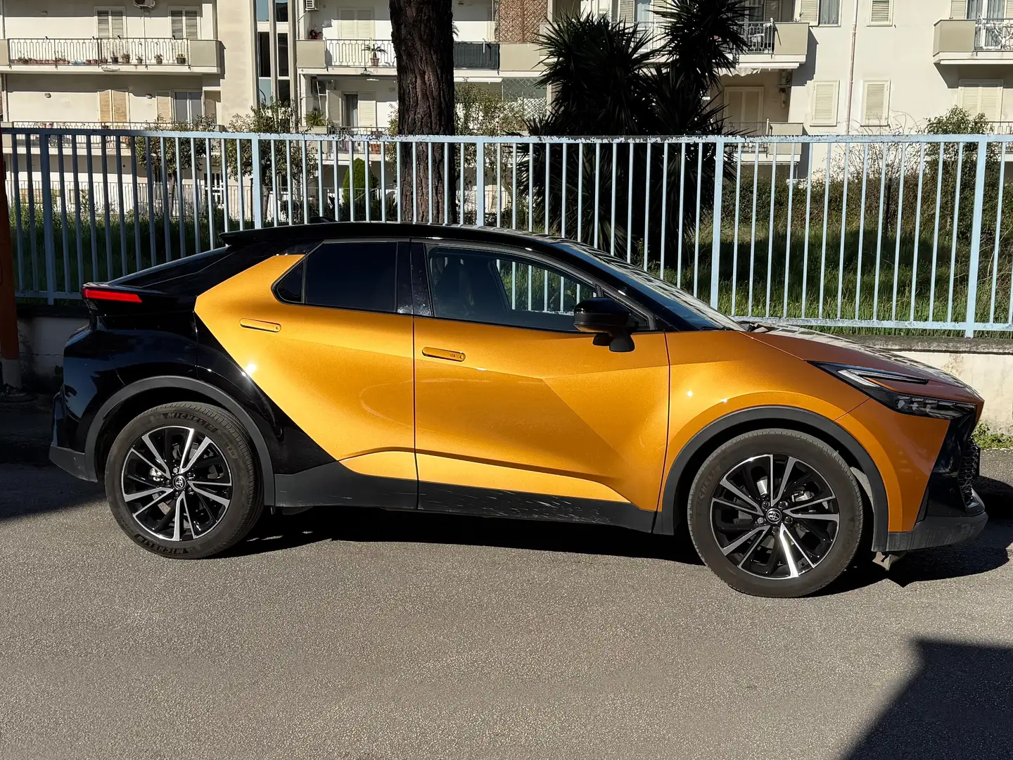 Toyota C-HR C-HR II 20232.0 hv Lounge Premiere fwd e-cvt Yellow - 1