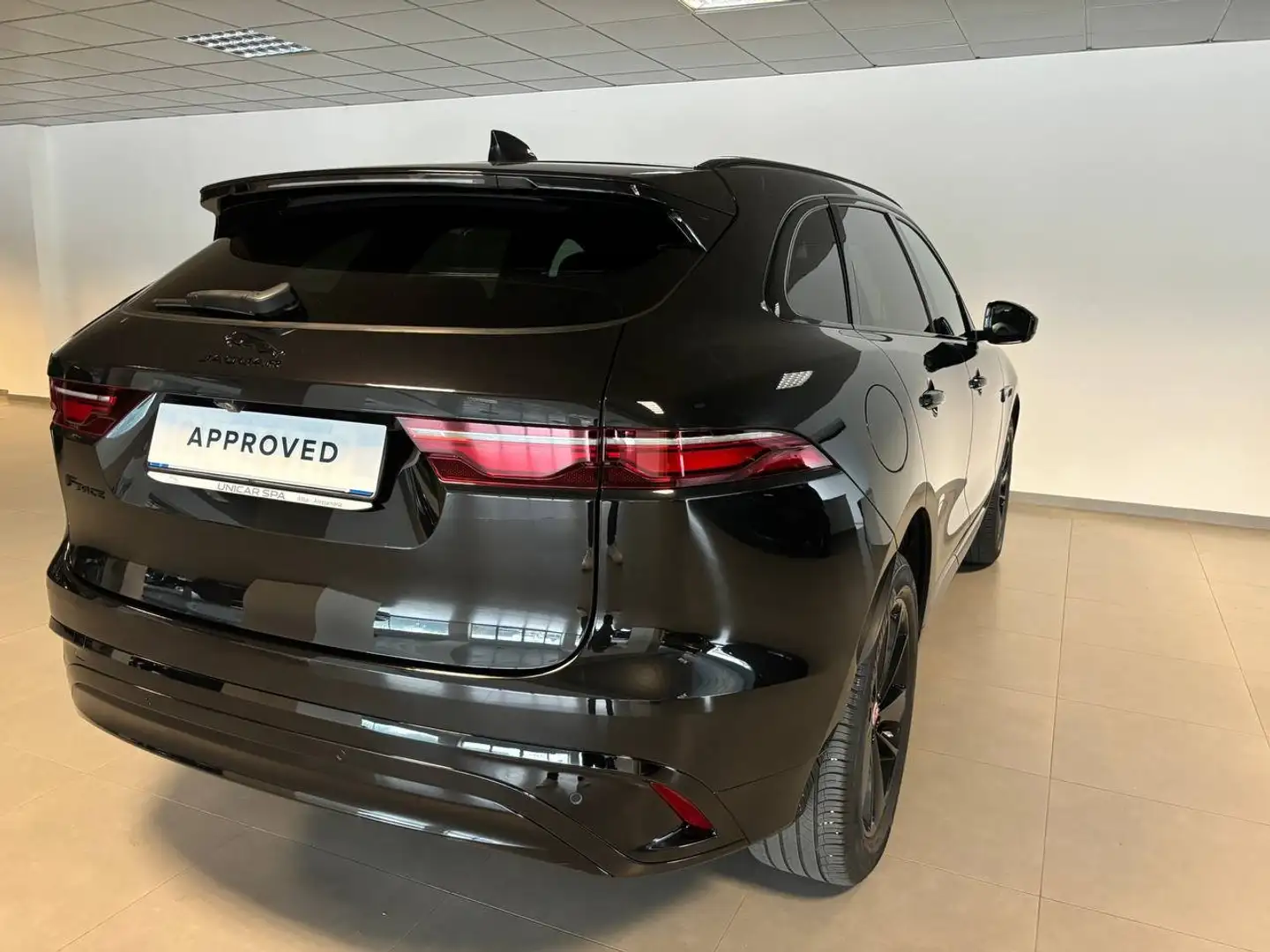 Jaguar F-Pace F-Pace 2.0 i4 R-Dynamic Black awd 250cv auto Nero - 2
