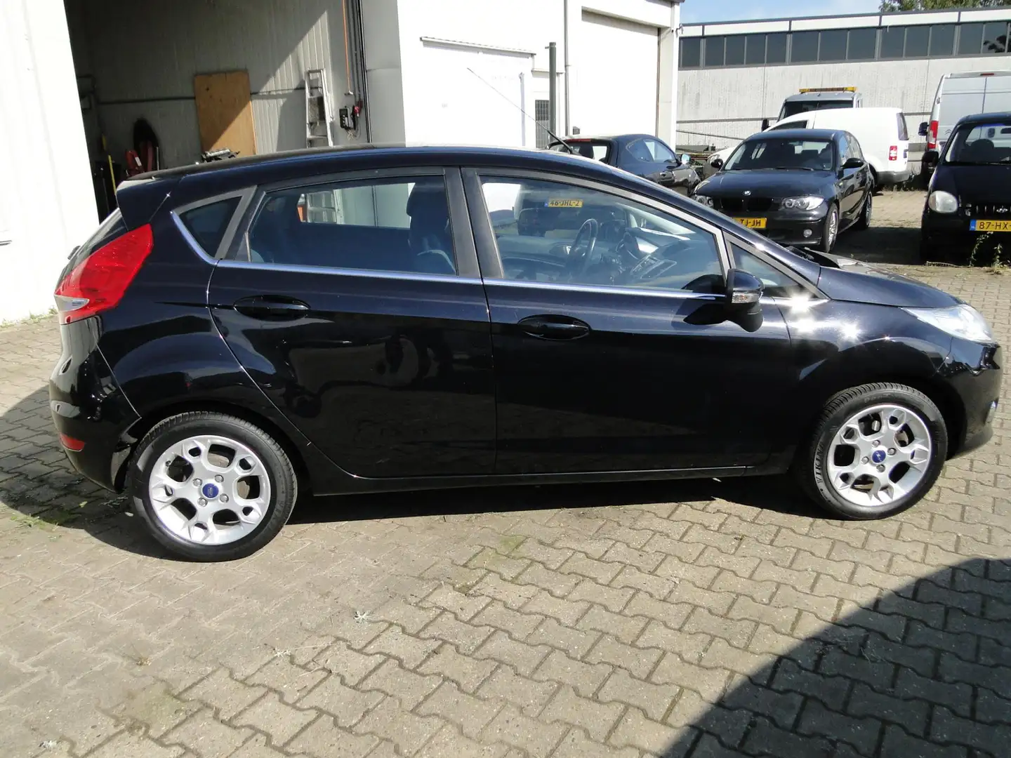 Ford Fiesta 1.25 Titanium Zwart - 1