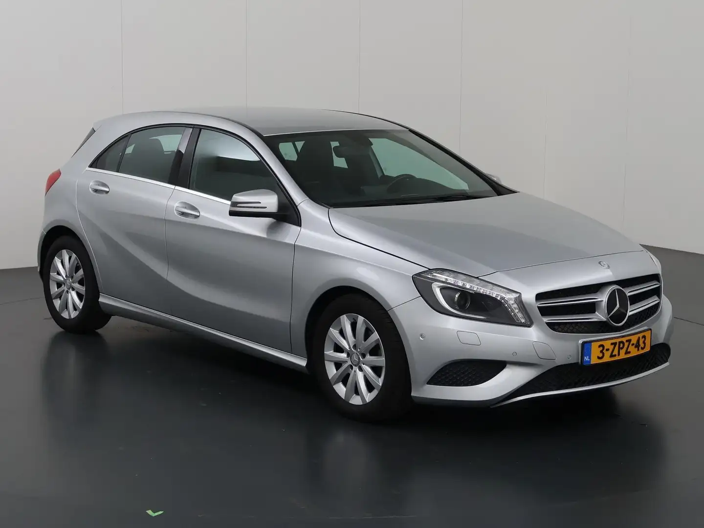 Mercedes-Benz A 180 Ambition | Navigatie | Sportstoelen | Airco | Bi X Grijs - 2