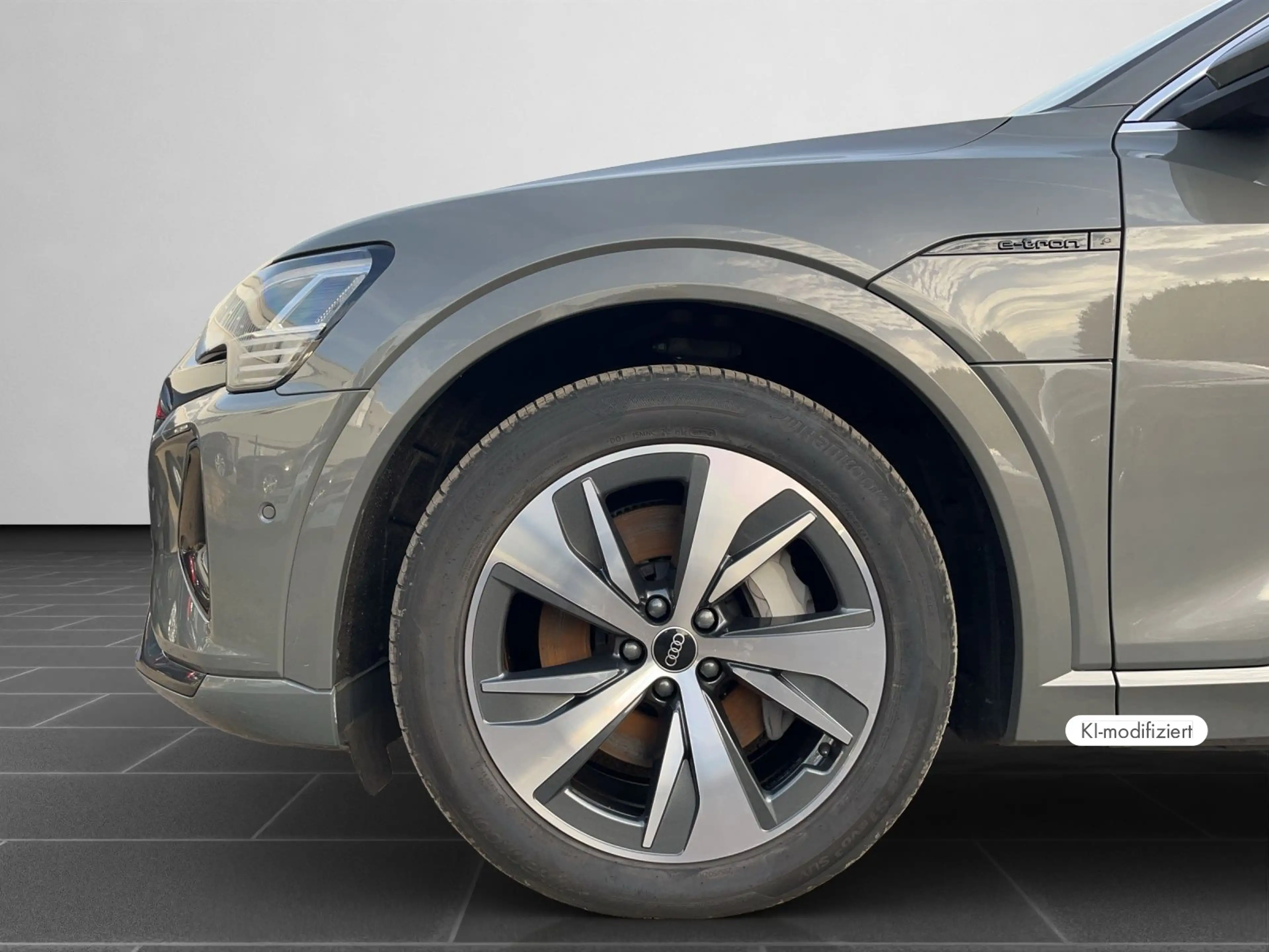 Audi Q8 e-tron Advanced 50 e-tron quattro 2 — photo 8