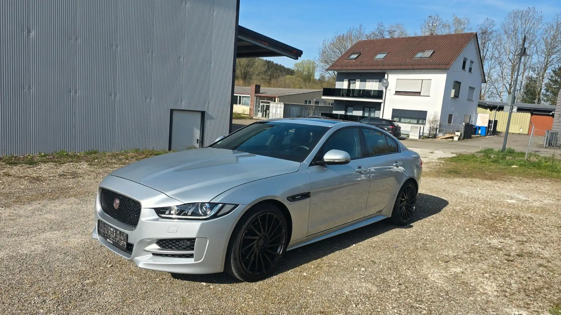 Jaguar XE R-Sport*HEADUP*ASISST*ACC*LEDER Stříbrná - 1
