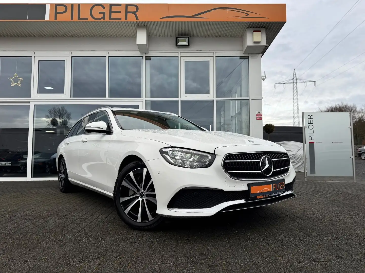 Mercedes-Benz E 300 E300e Burmester*Kamera*Ahk*LED*Temp*Shd*Pdc*Shz Weiß - 1