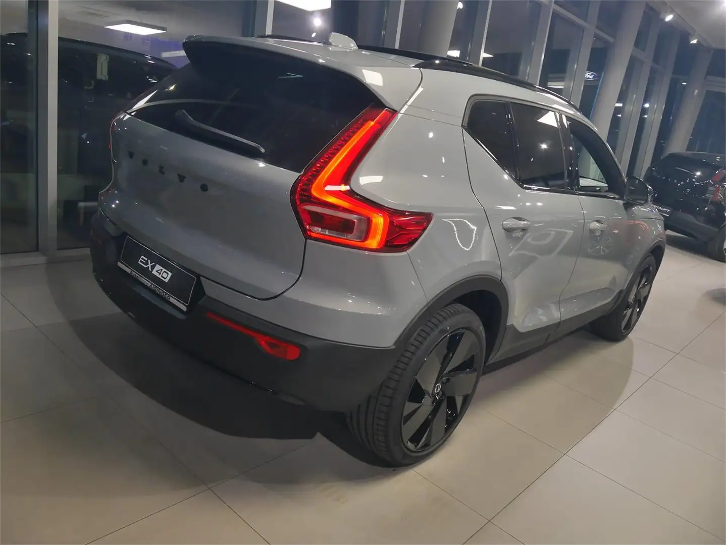 Volvo EX40 Extended Range Plus Black Edition Grau - 2