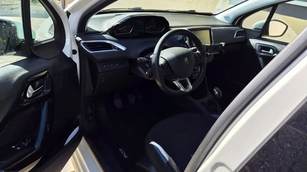 Peugeot 208 208 — photo 4