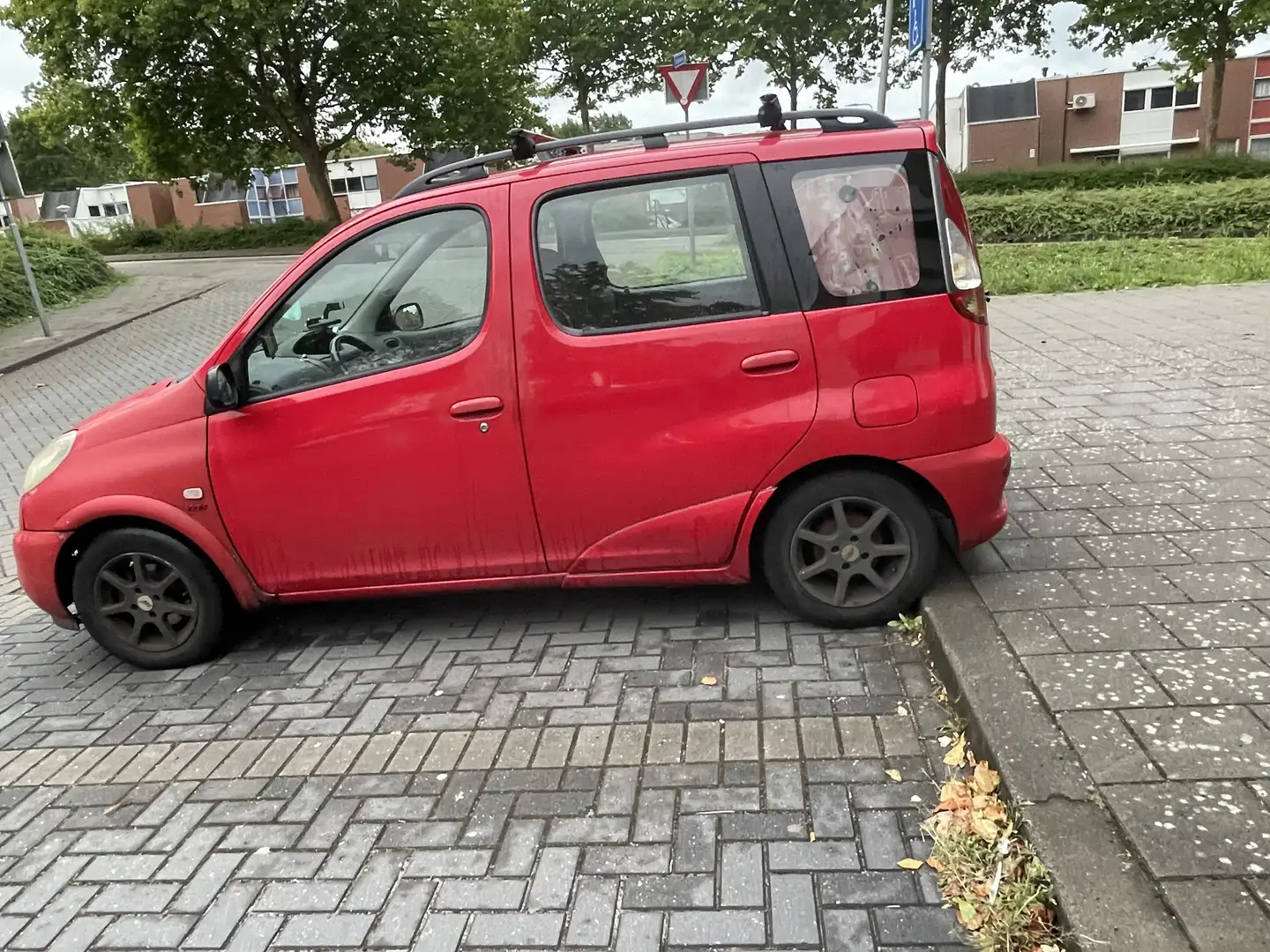 Toyota Yaris 1.3-16V VVT-i Luna Rood - 2