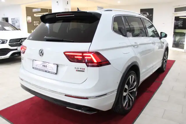 Volkswagen Tiguan Allspace view 4