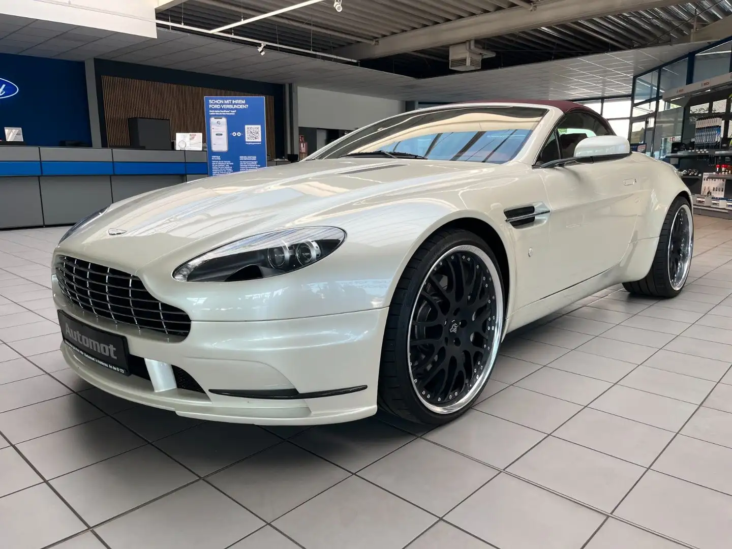 Aston Martin V8 Roadster 4.3l Бежевий - 2