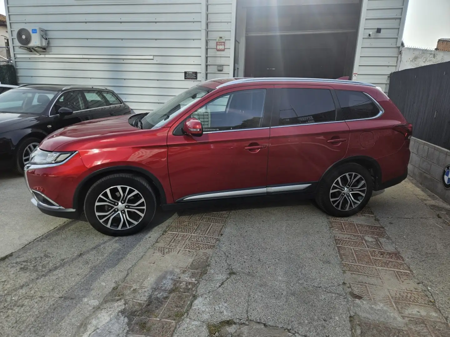 Mitsubishi Outlander 220DI-D Motion 2WD 7pl. Rojo - 2