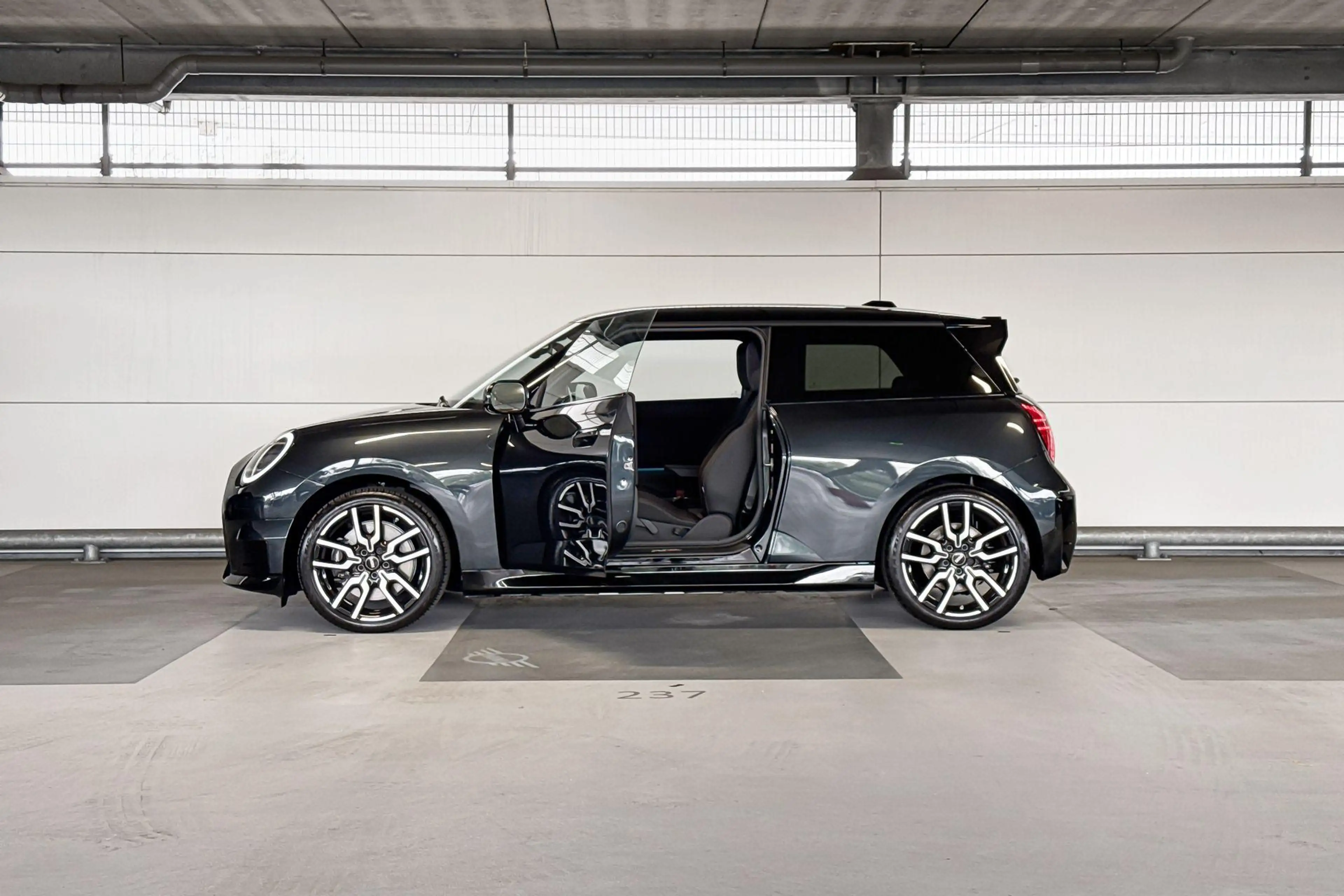MINI John Cooper Works 3-deurs Cooper E Cooper M 40.7 kWh | 18 Inch JCW L — photo 3