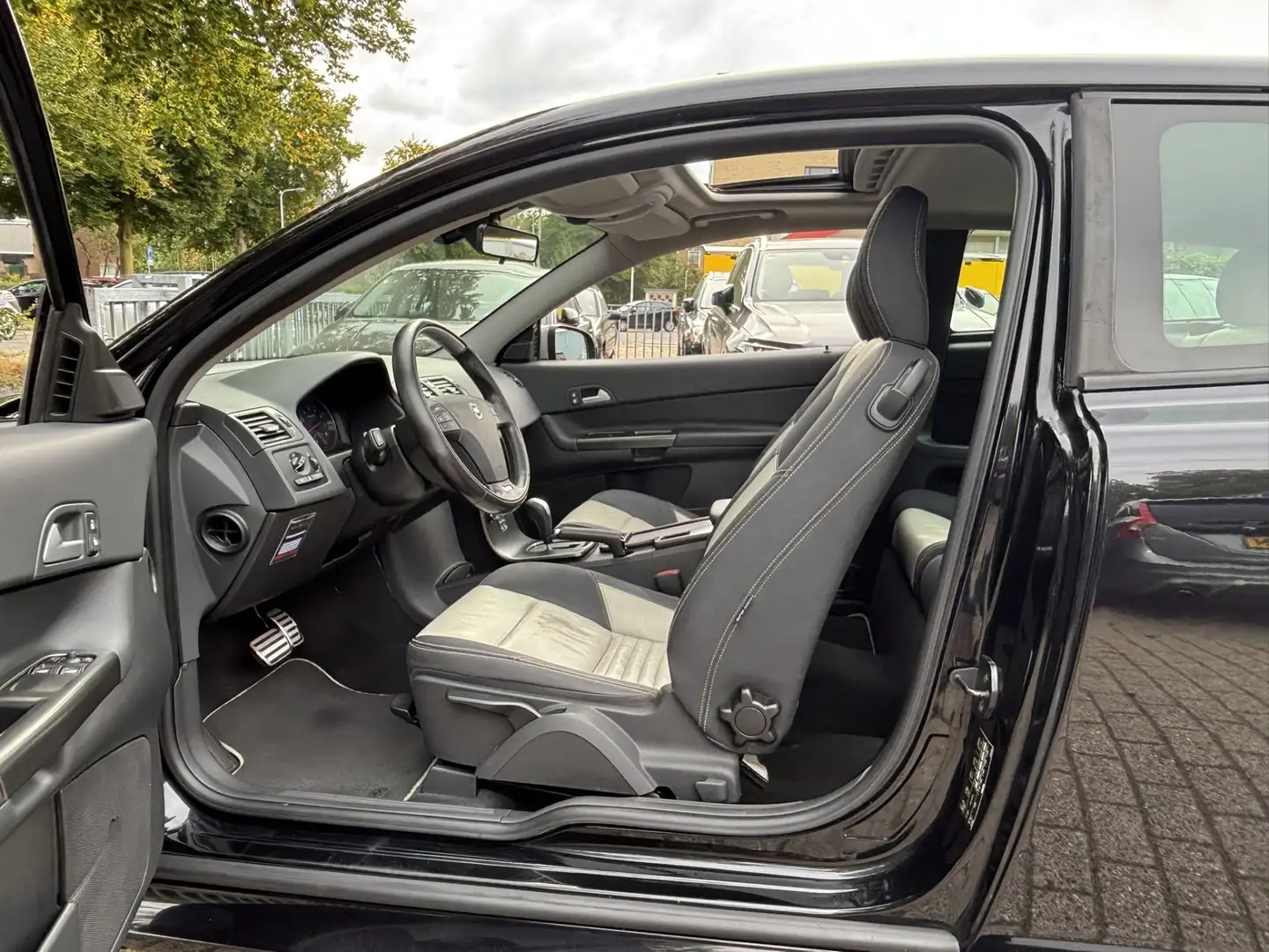 Volvo C30 2.4i 170pk Aut R-Design Schuifdak BTW voordeel €45 Noir - 2
