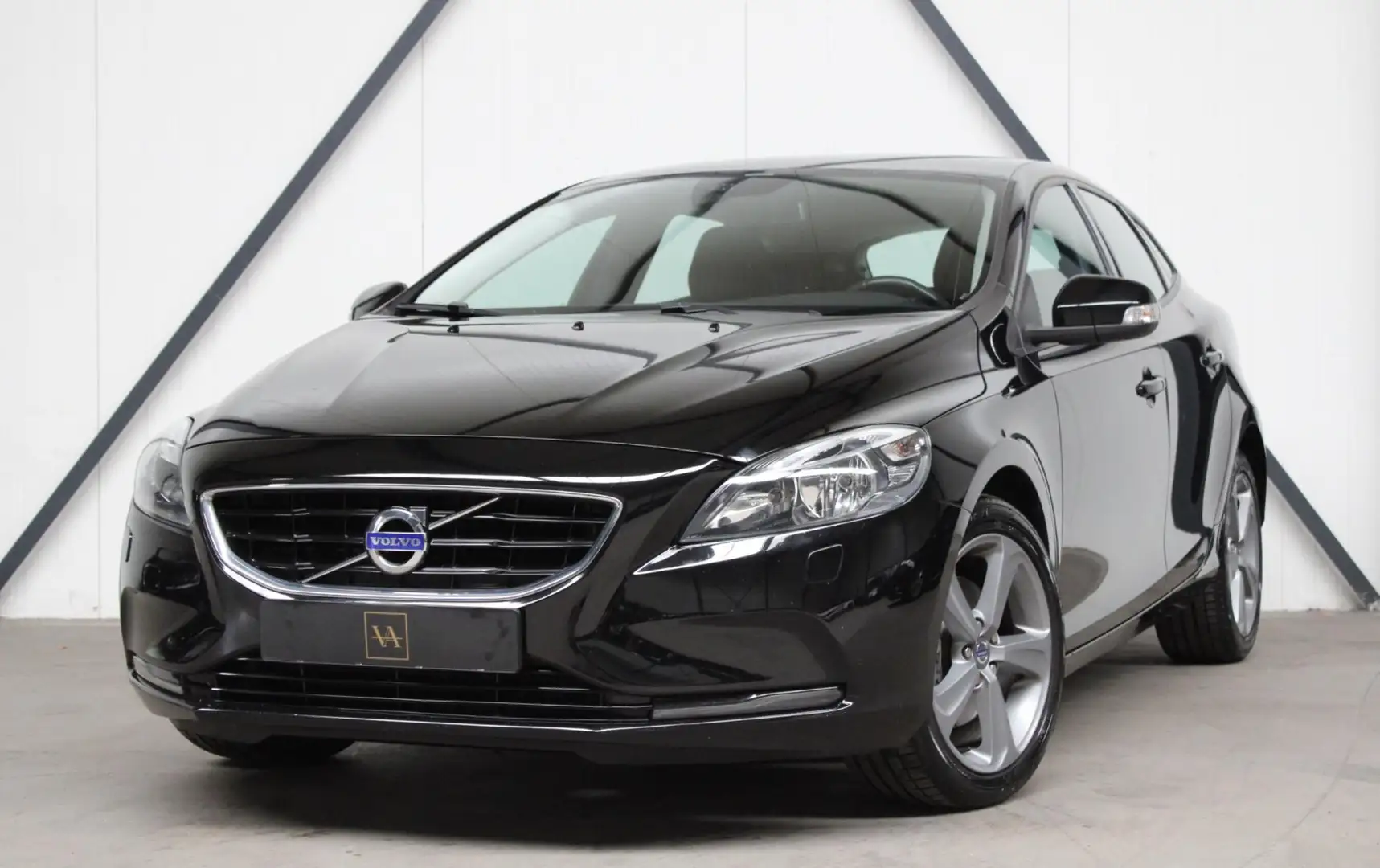Volvo V40 1.6 T3 Kinetic l Camera l Stoelverwarming l PDC Zwart - 1
