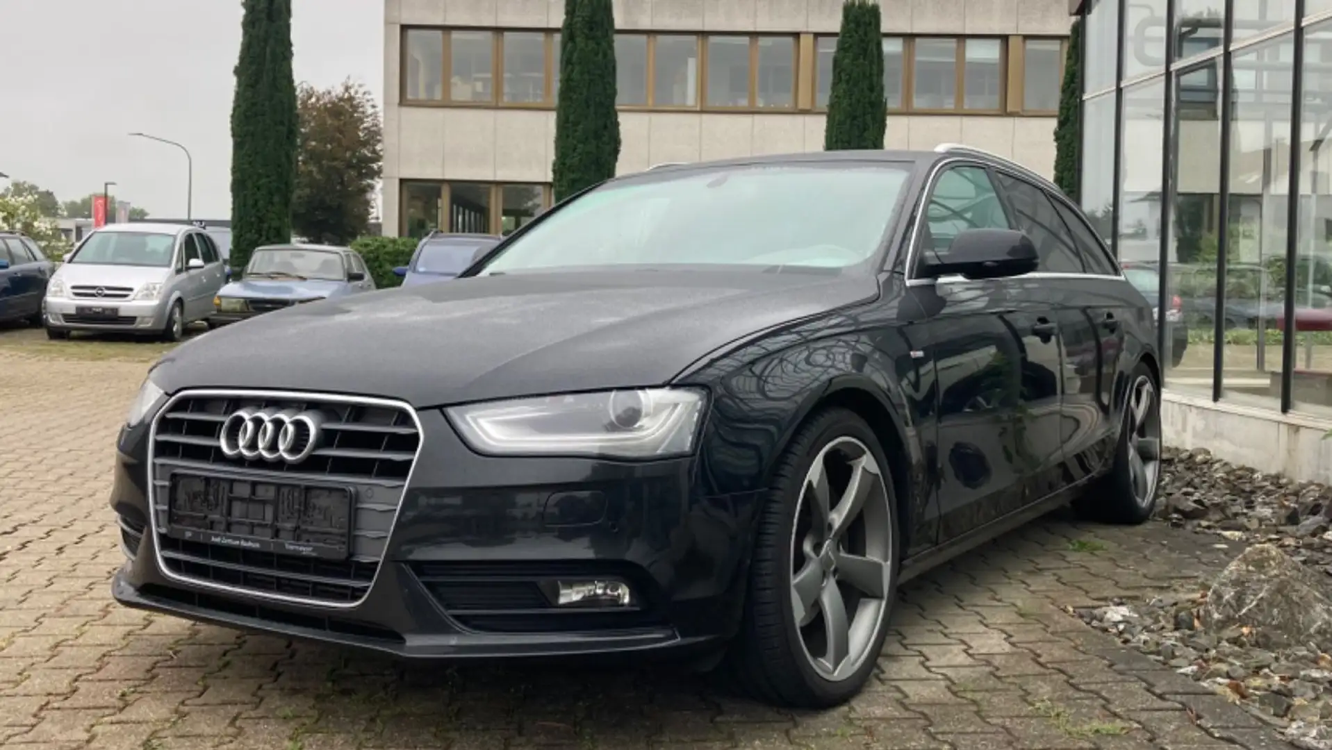 Audi A4 Avant S line Sportpaket/plus Navi Xenon AHK Schwarz - 2