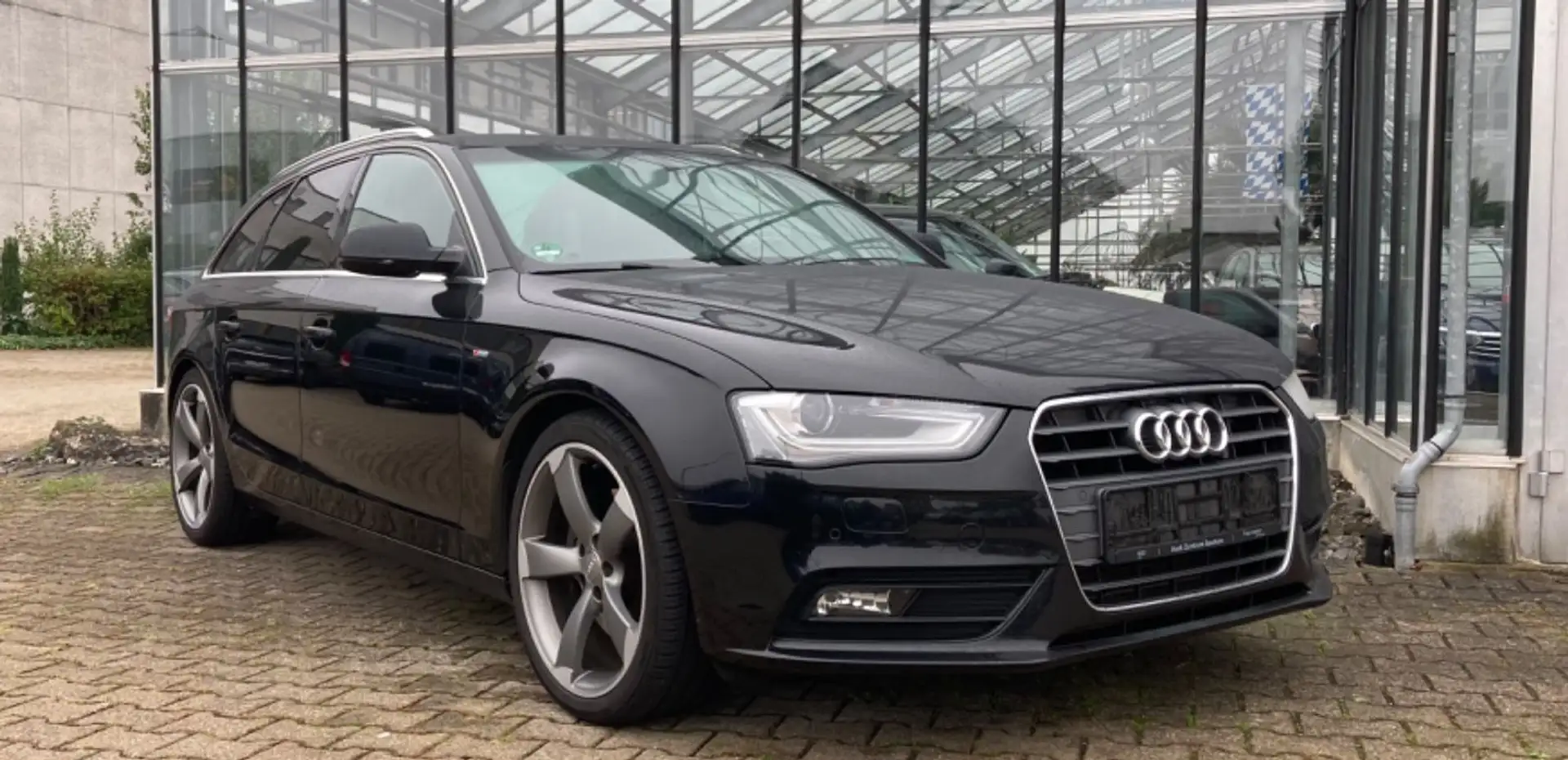 Audi A4 Avant S line Sportpaket/plus Navi Xenon AHK Schwarz - 1