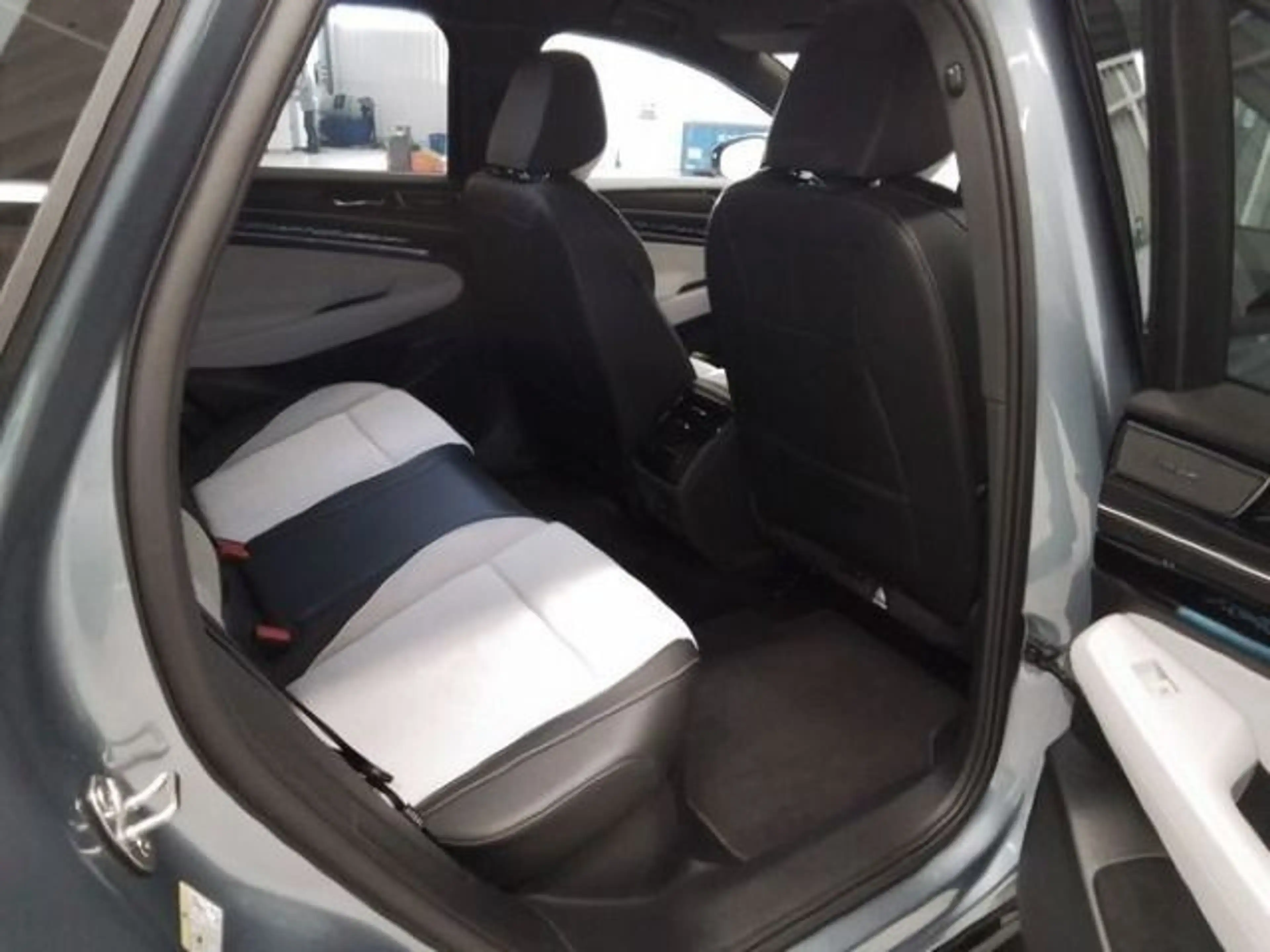 Volkswagen ID.7 Pro S Navi AHK LED-Matrix Pano Kamer — photo 10