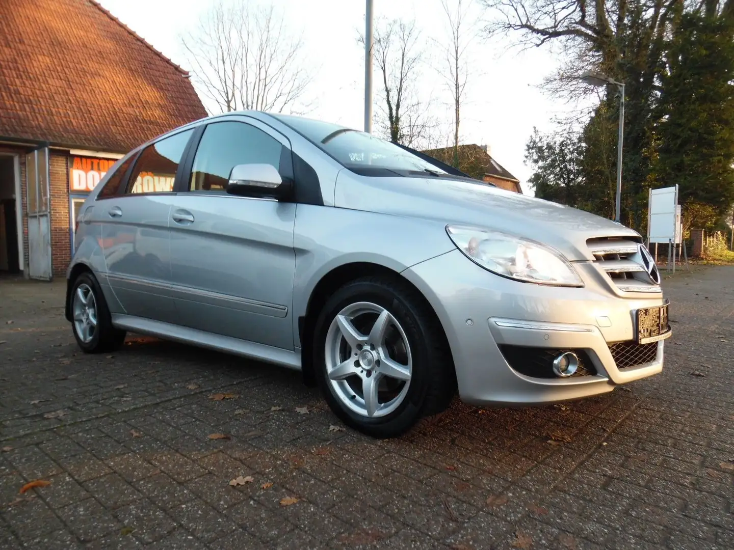 Mercedes-Benz B 180 *Automatik*Xenon*Tempomat*Navi Silber - 1