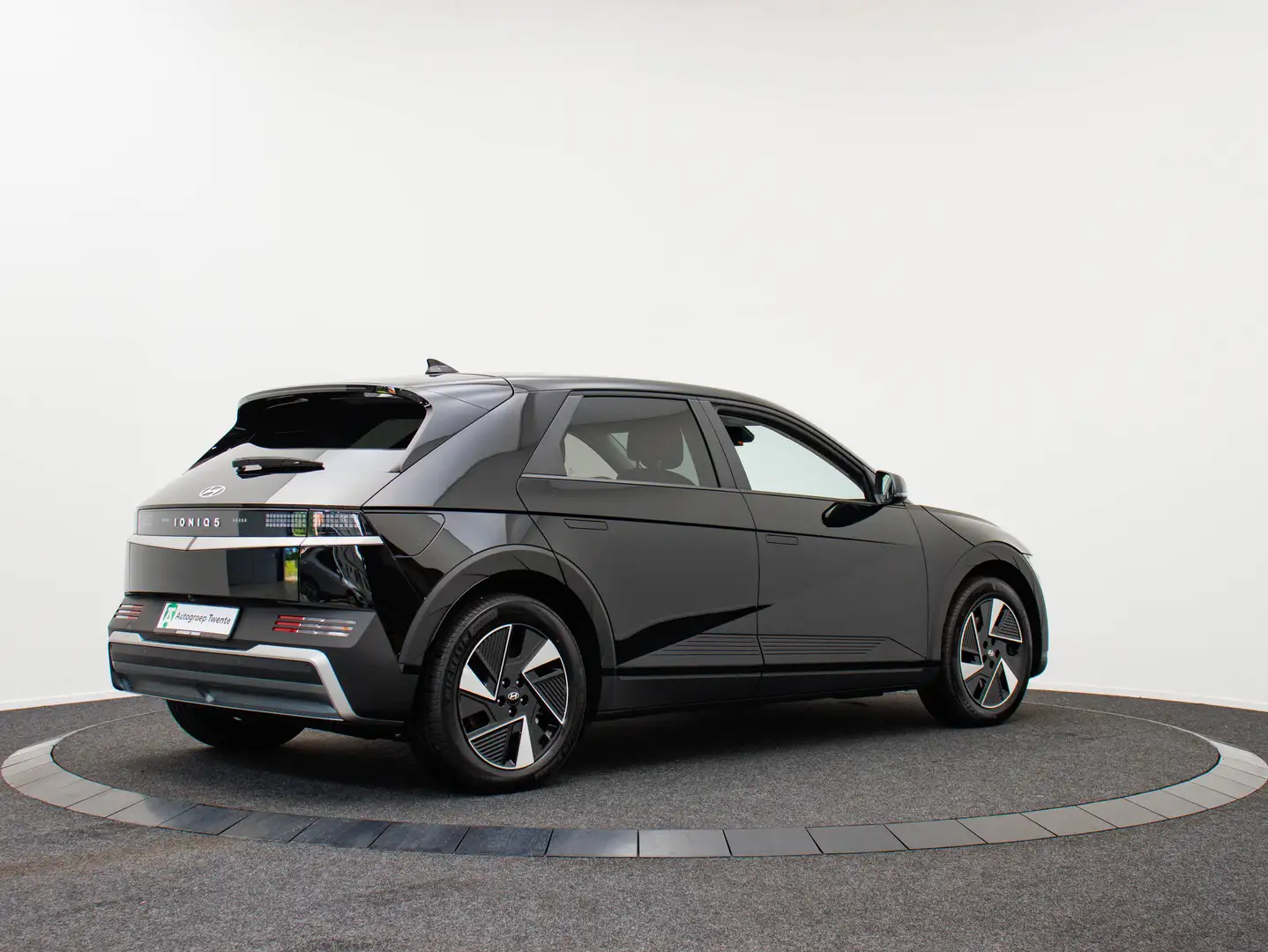 Hyundai IONIQ 5 Electric 84 kWh Style Automaat (Abyss Black Pearl) Zwart - 2