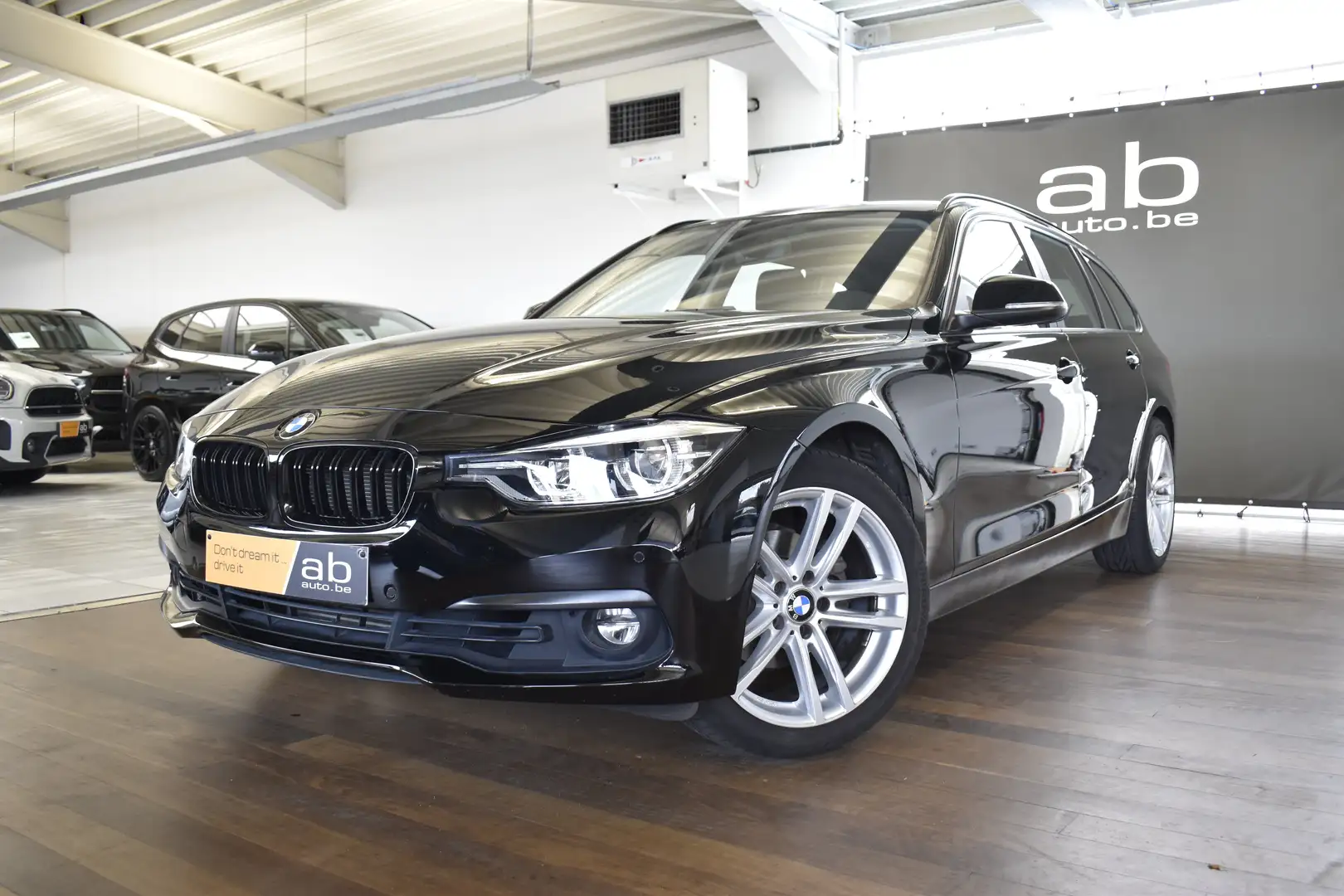 BMW 318 i TOURING, AIRCO, NAVI, ZETELVERWARMING, TREKHAAK Zwart - 1