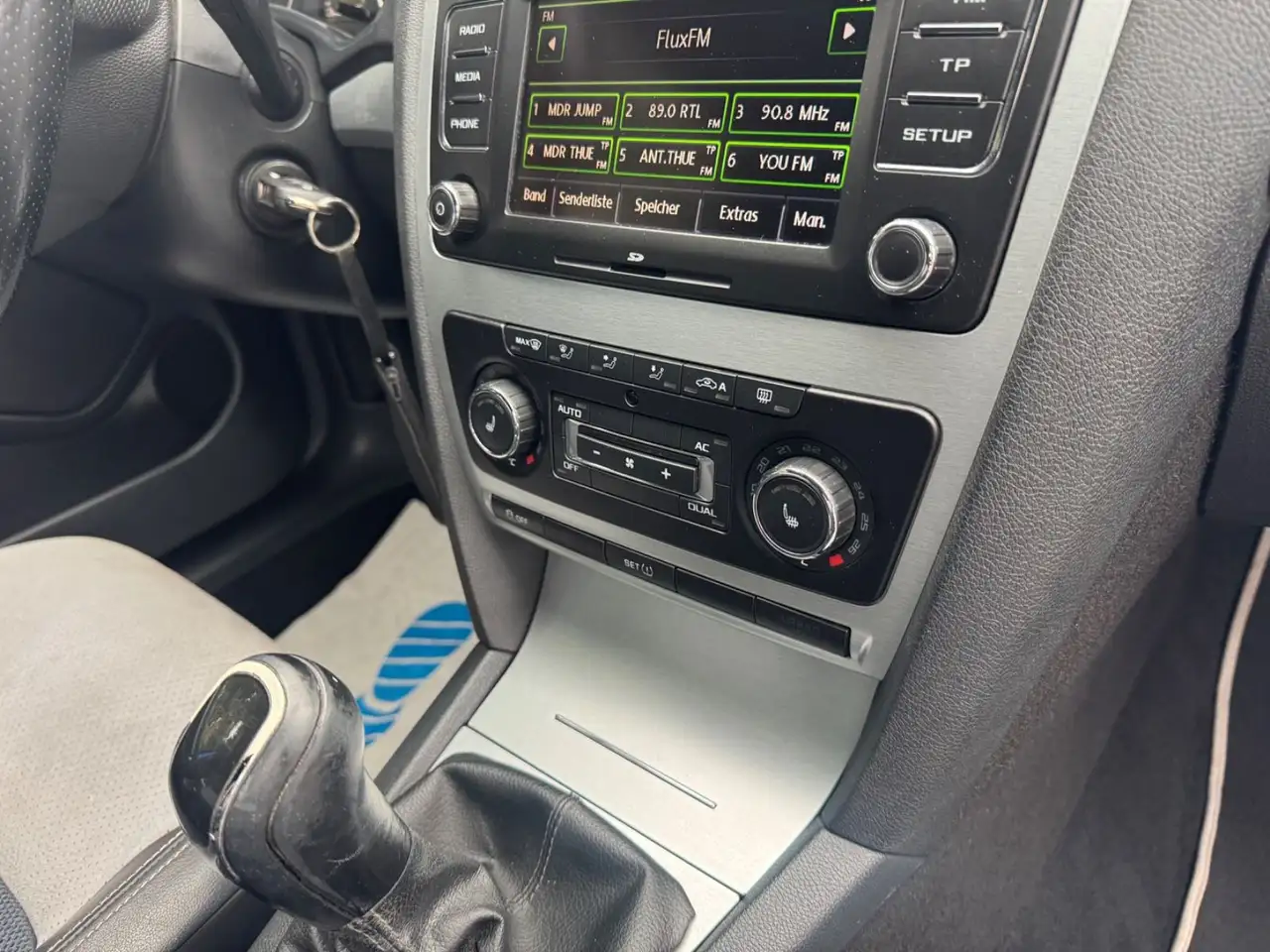 SKODA OCTAVIA COMBI RS 2.0 TFSI 200ch - PACK SPORT - SIÈGES SPORT CHAUFFANTS - XÉNON - ATTELAGE - JANTES ALLIAGE