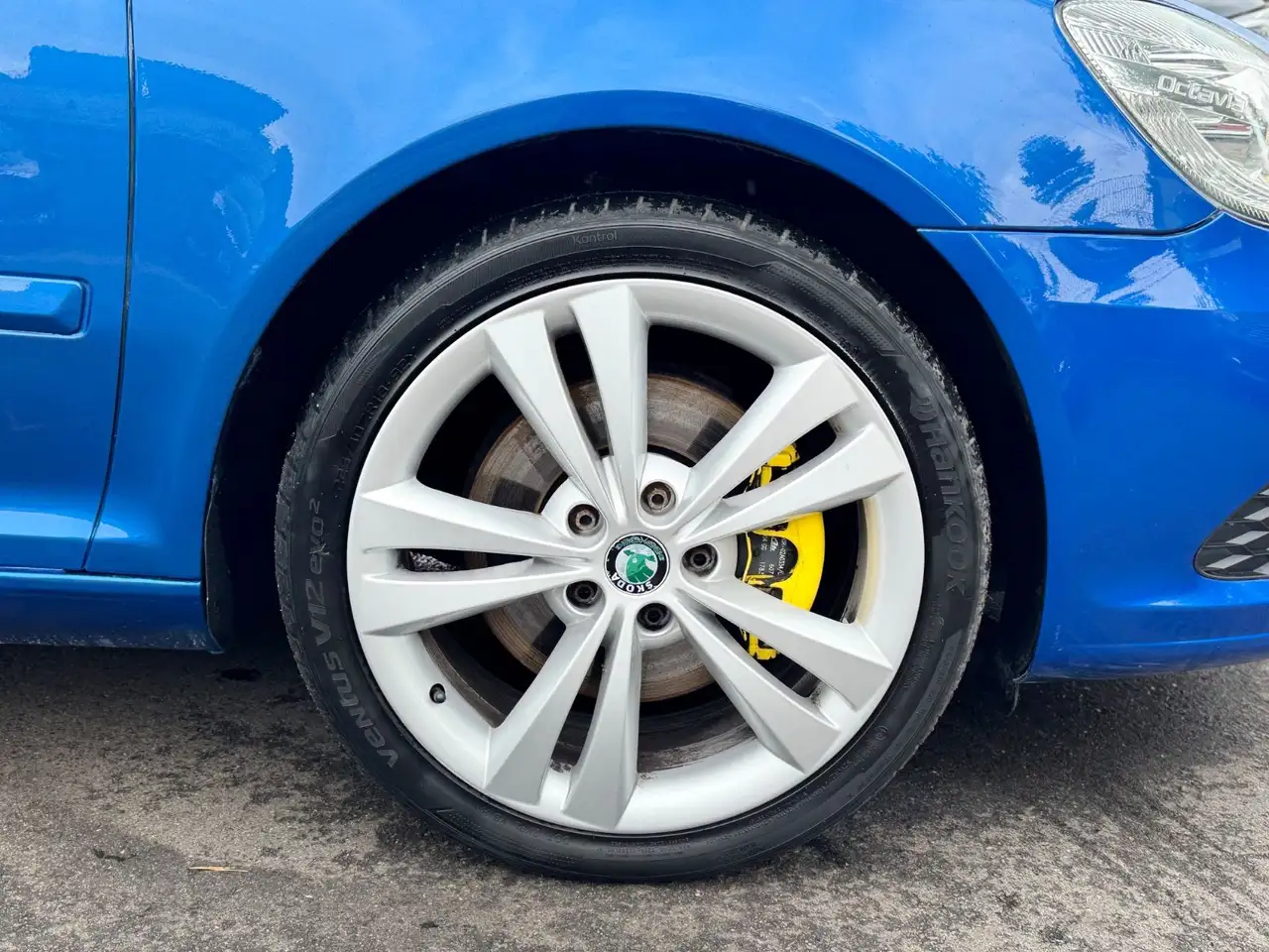 SKODA OCTAVIA COMBI RS 2.0 TFSI 200ch - PACK SPORT - SIÈGES SPORT CHAUFFANTS - XÉNON - ATTELAGE - JANTES ALLIAGE