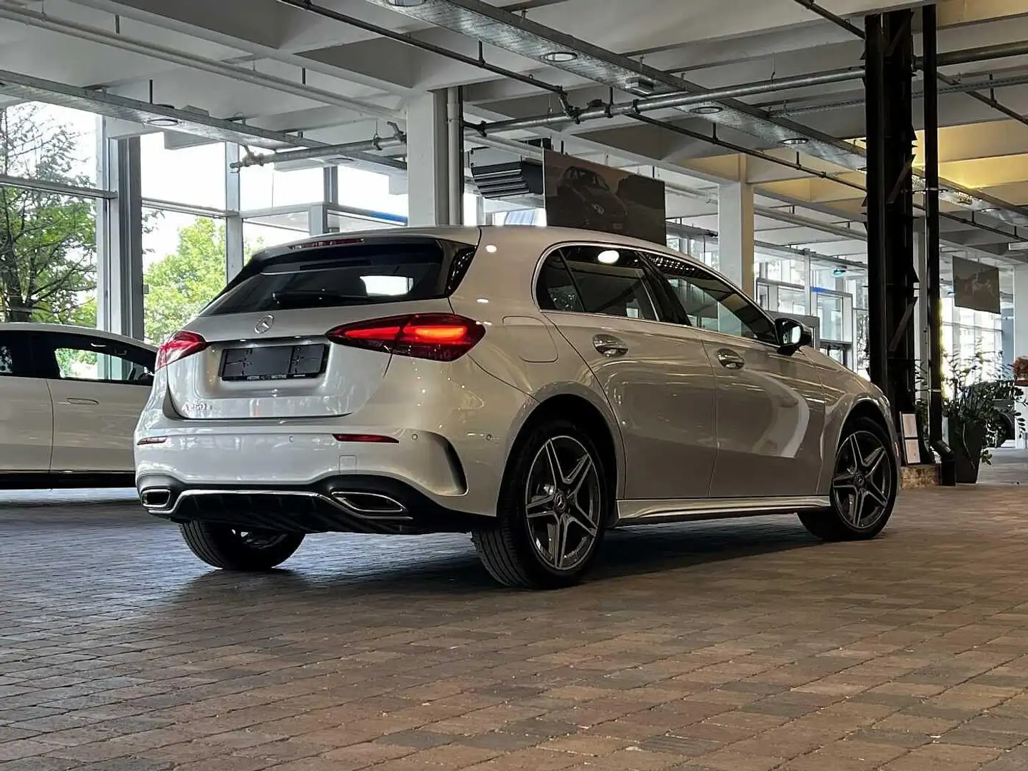 Mercedes-Benz A 250 e Hatchback AMG Line | Smartphone Integratie | Ver Argent - 2