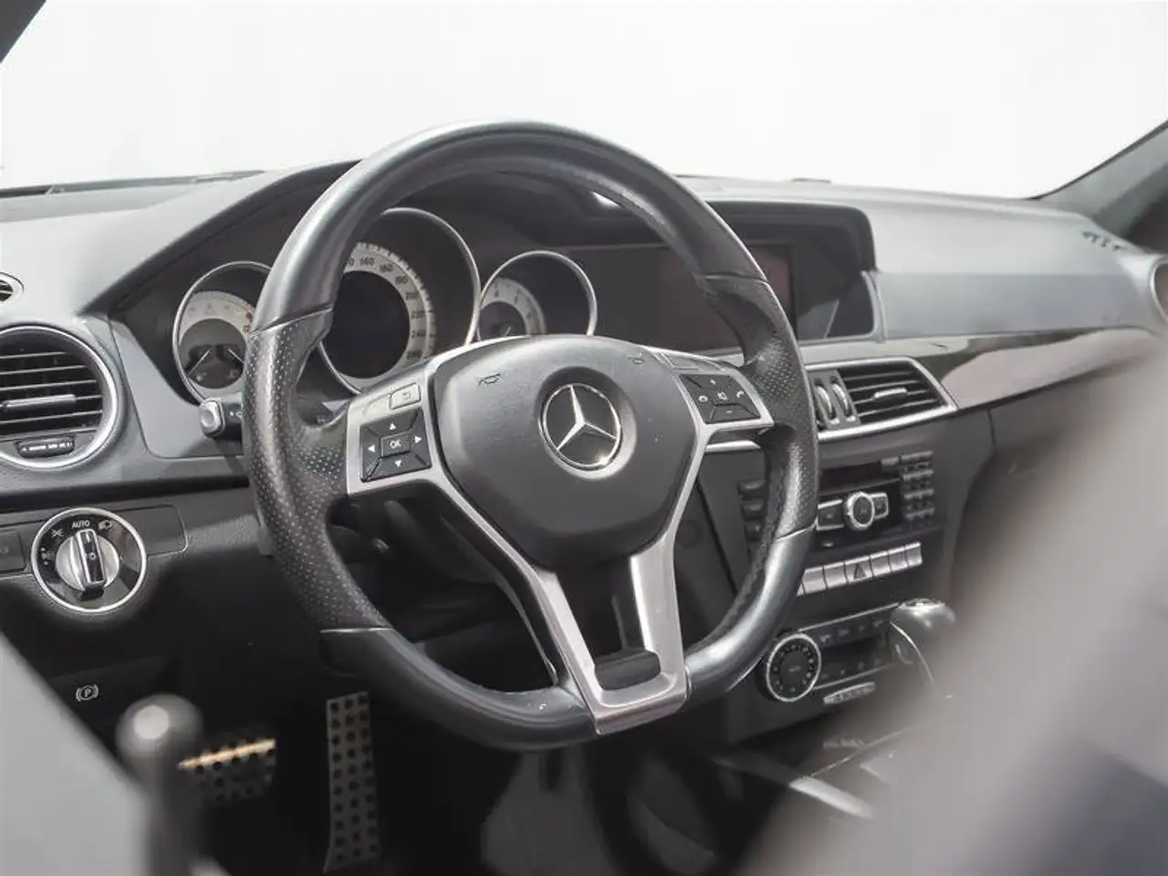 Mercedes-Benz C-Class снимка Mercedes-Benz C-Class